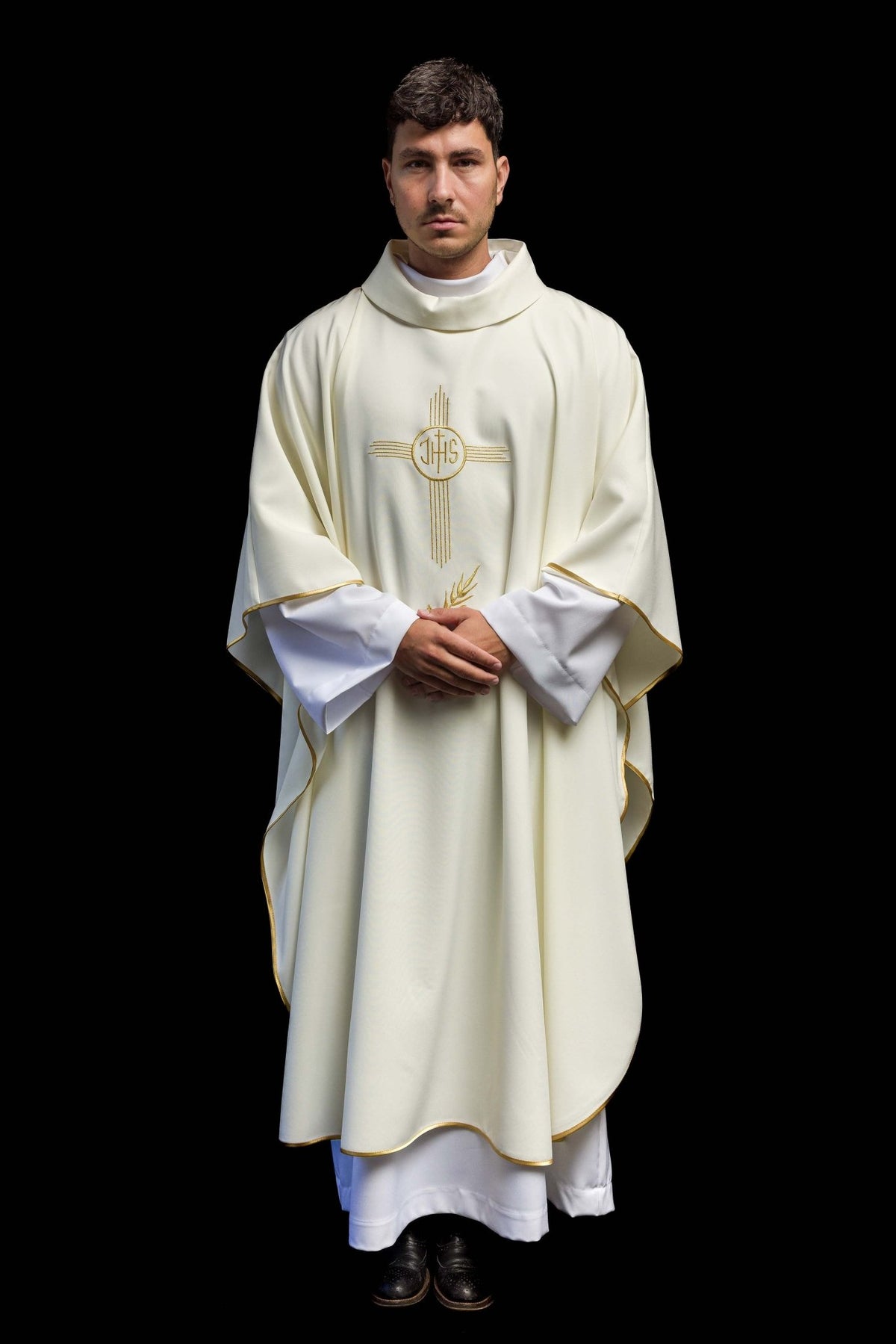 Chasuble avec broderie IHS en écru KOR/003/05/12 ECRU - CHASUBLES.FR