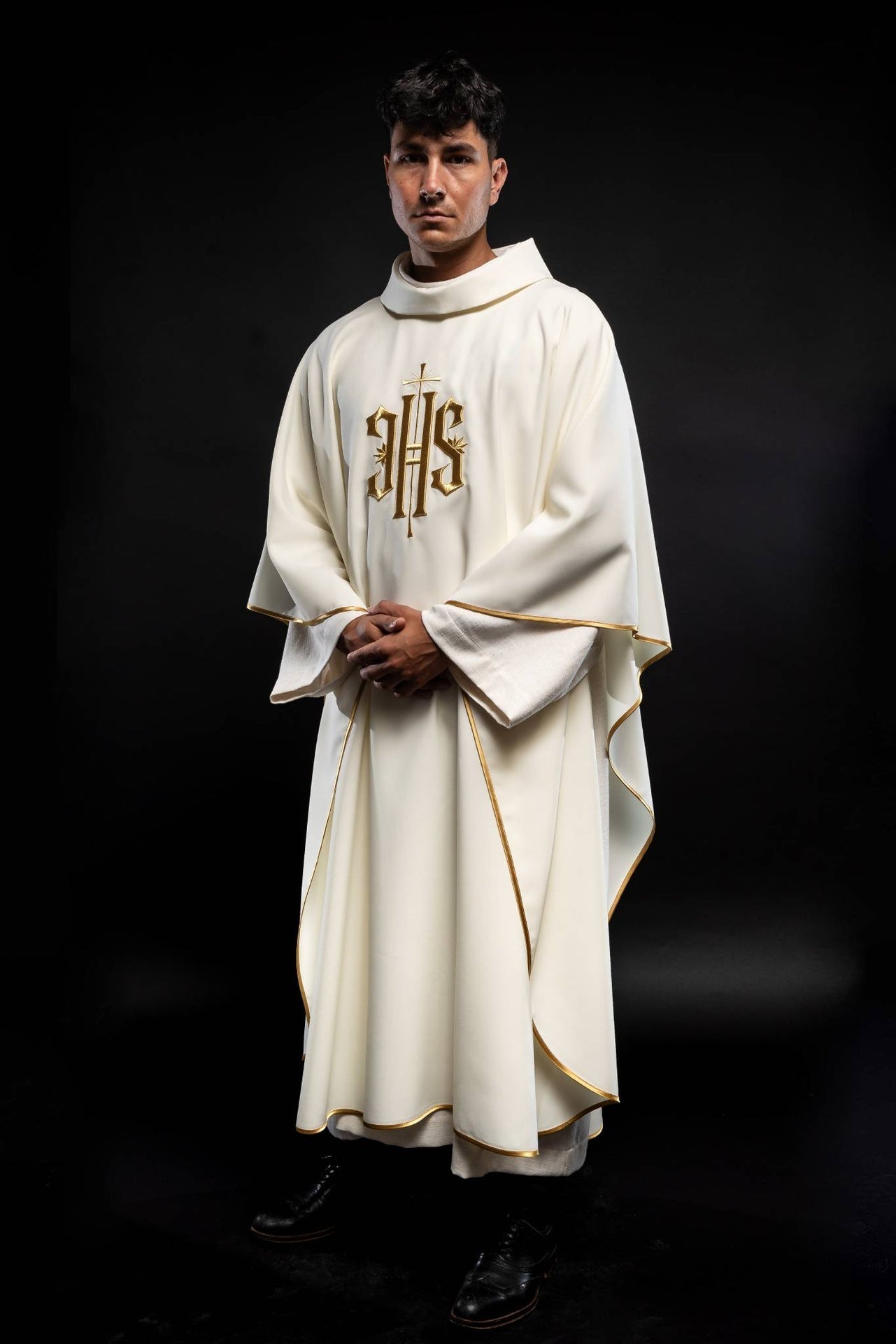 Chasuble avec broderie IHS en écru KOR/010/05/12 ECRU - CHASUBLES.FR