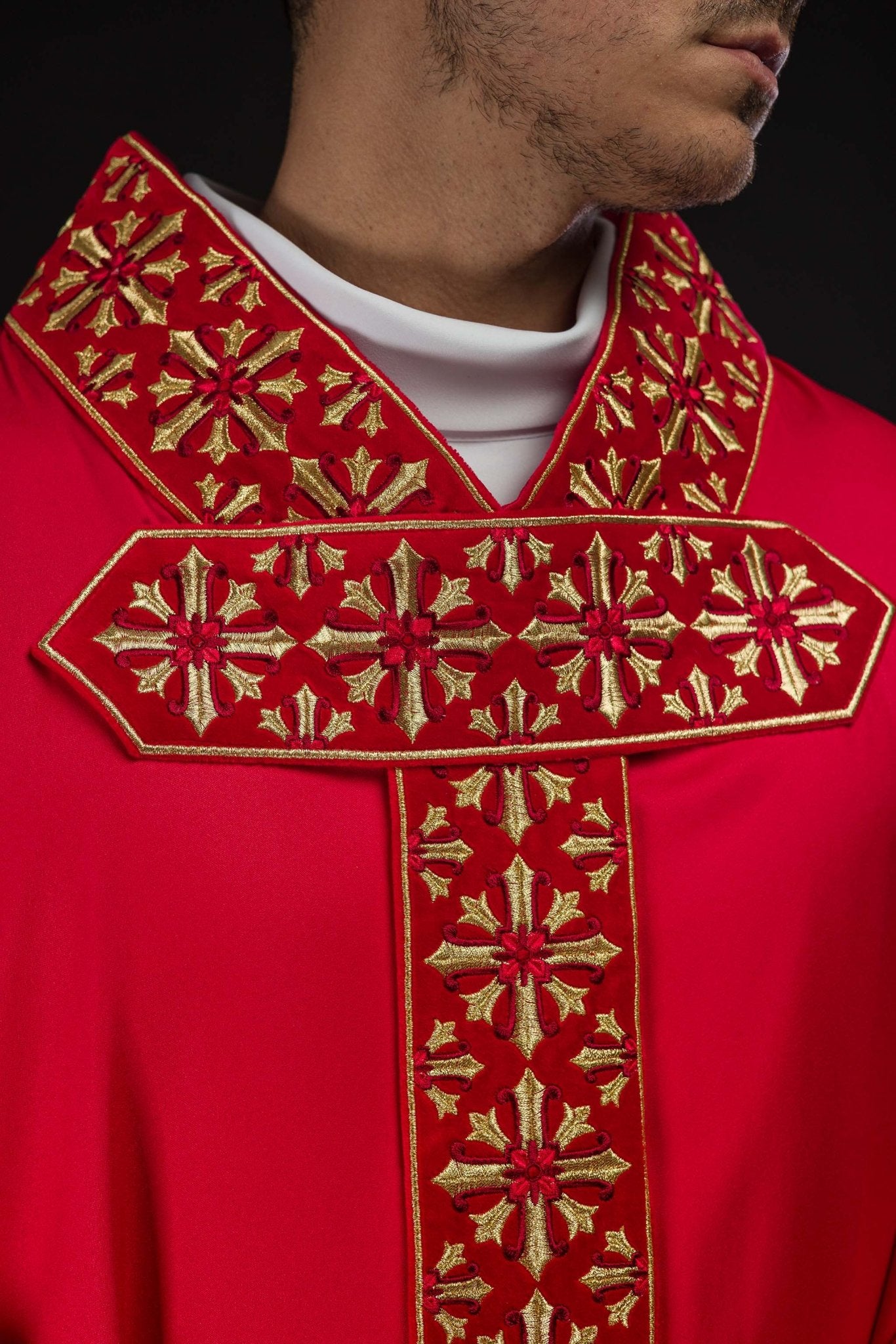 Chasuble avec broderie rouge vif LE/7026/02 - CHASUBLES.FR