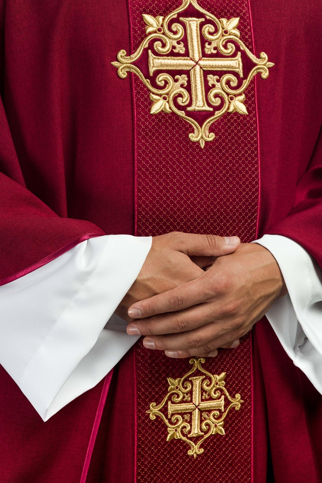 Chasuble avec ceinture en velours rouge et broderie en croix LE/7030/02 - CHASUBLES.FR