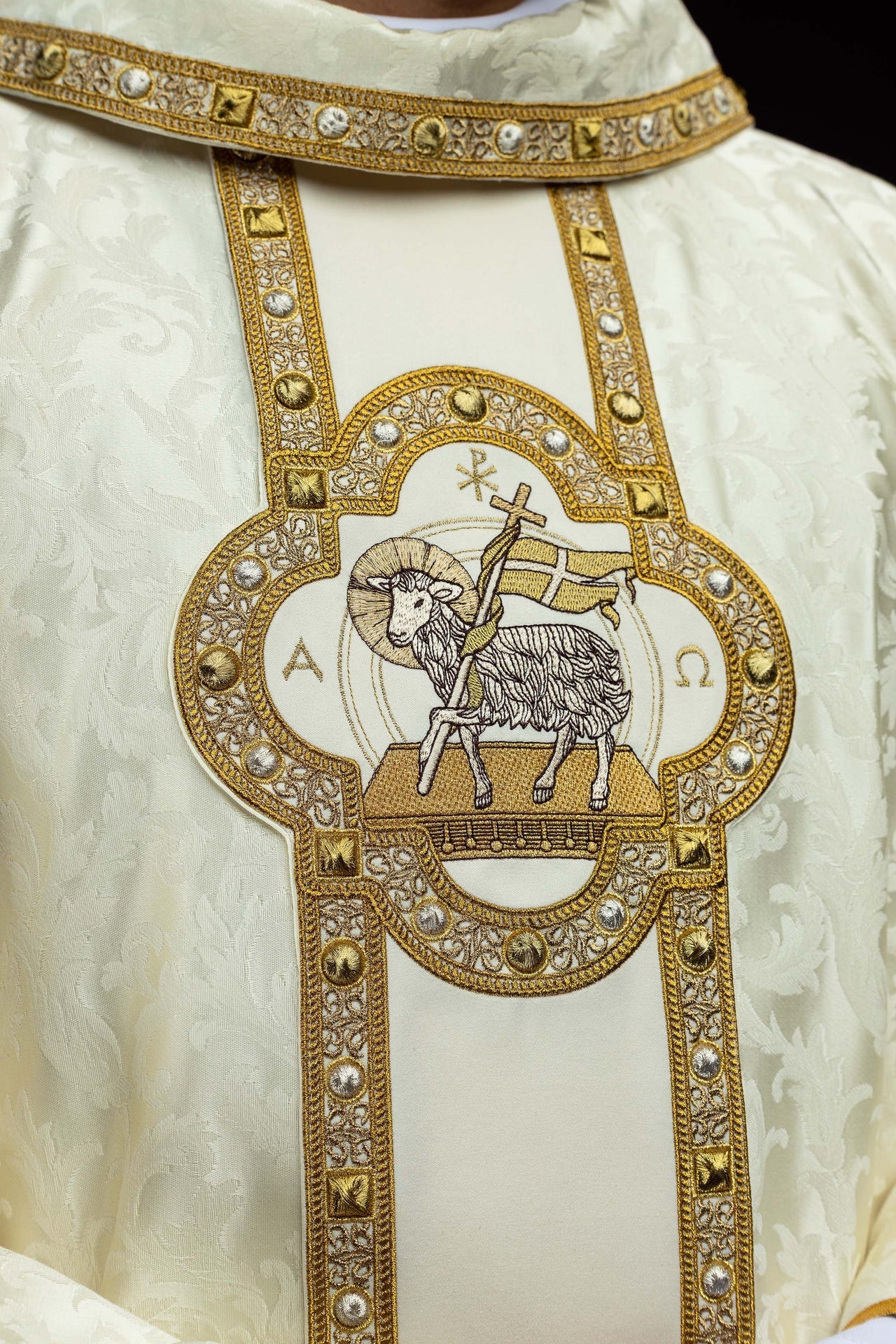 Chasuble avec ceinture et broderie de l’Agneau pascal sur tissu jacquard S-7172-05-88 - CHASUBLES.FR
