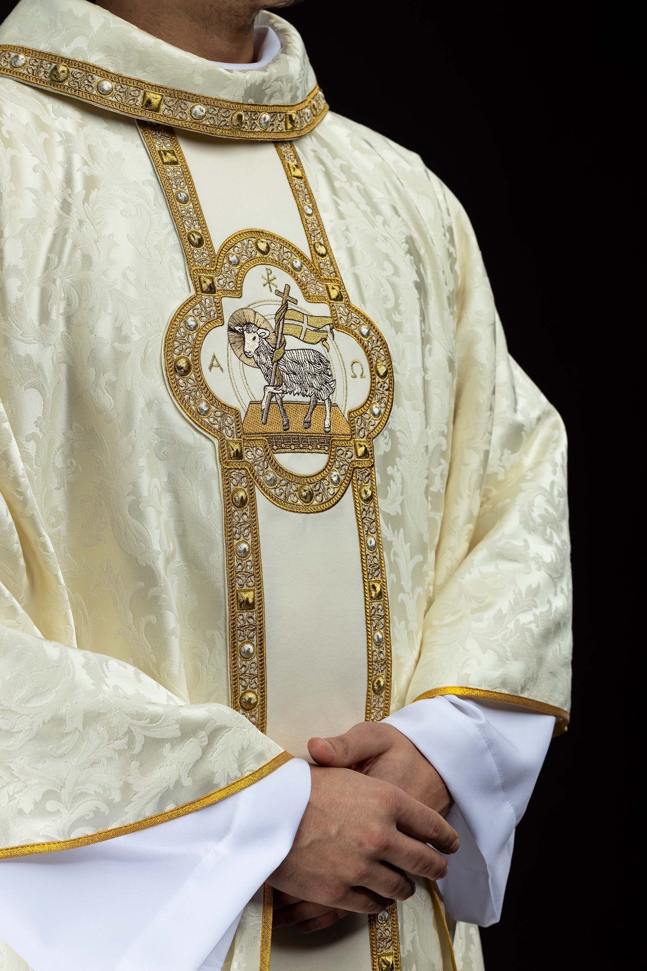 Chasuble avec ceinture et broderie de l’Agneau pascal sur tissu jacquard S-7172-05-88 - CHASUBLES.FR