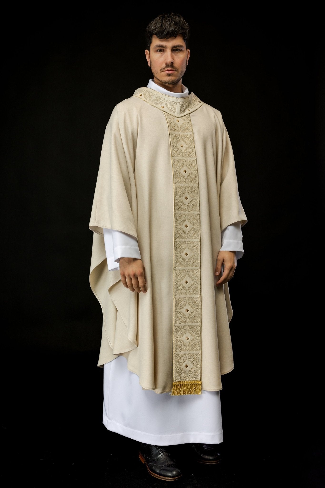 Chasuble avec ceinture et col richement brodés en écru S - 7057 - 05 - 70 - CHASUBLES.FR