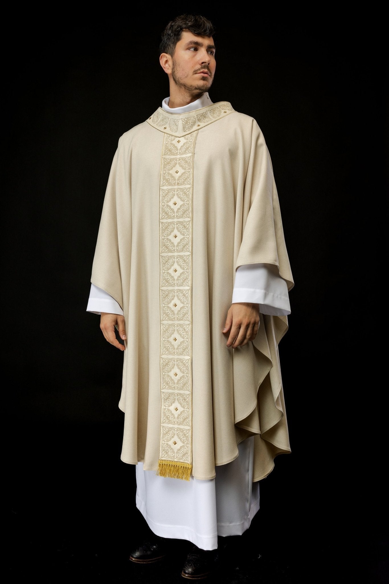 Chasuble avec ceinture et col richement brodés en écru S - 7057 - 05 - 70 - CHASUBLES.FR