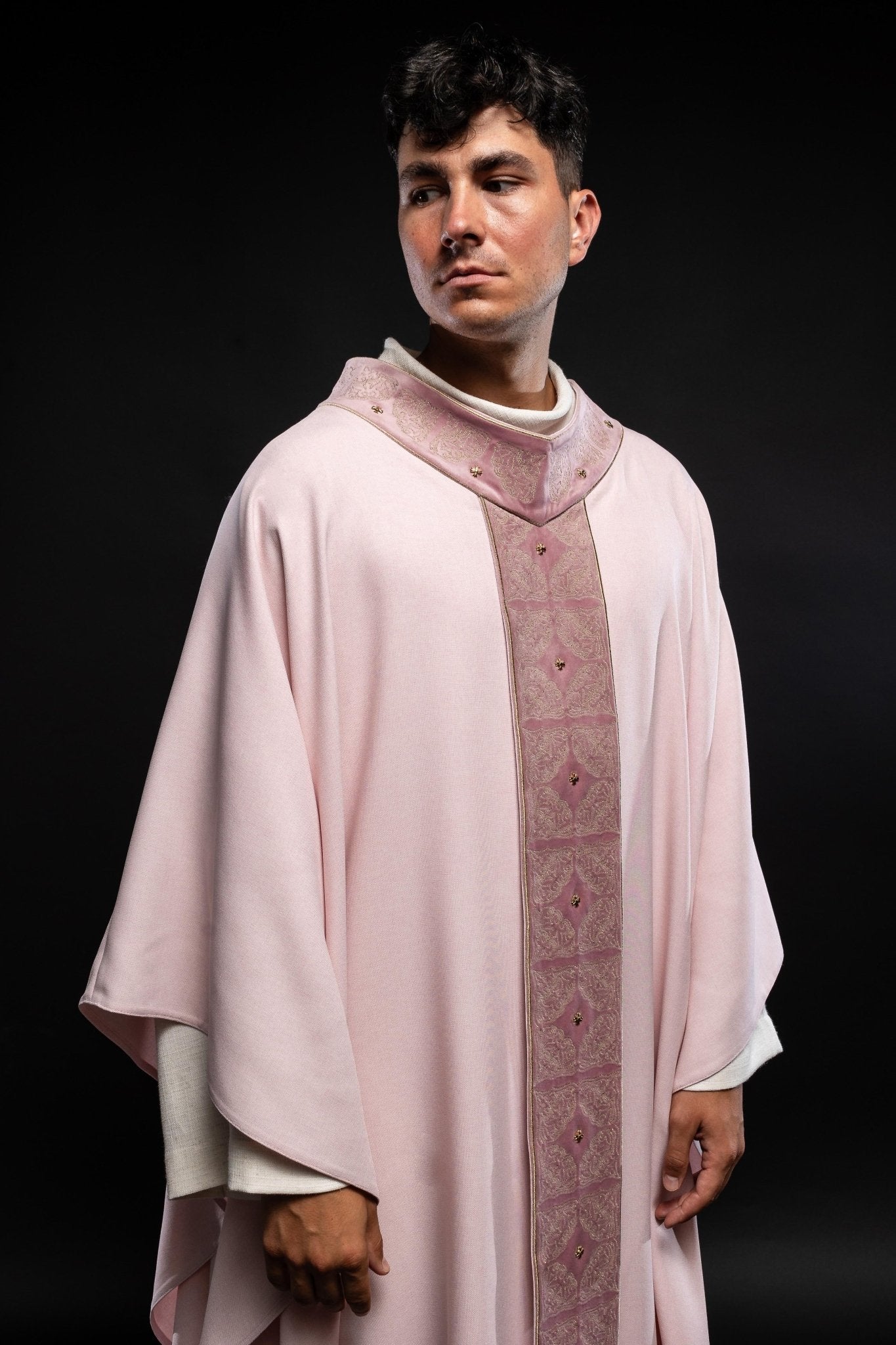 Chasuble avec ceinture et col richement brodés en rose S - 7057 - 08 - 70 - CHASUBLES.FR