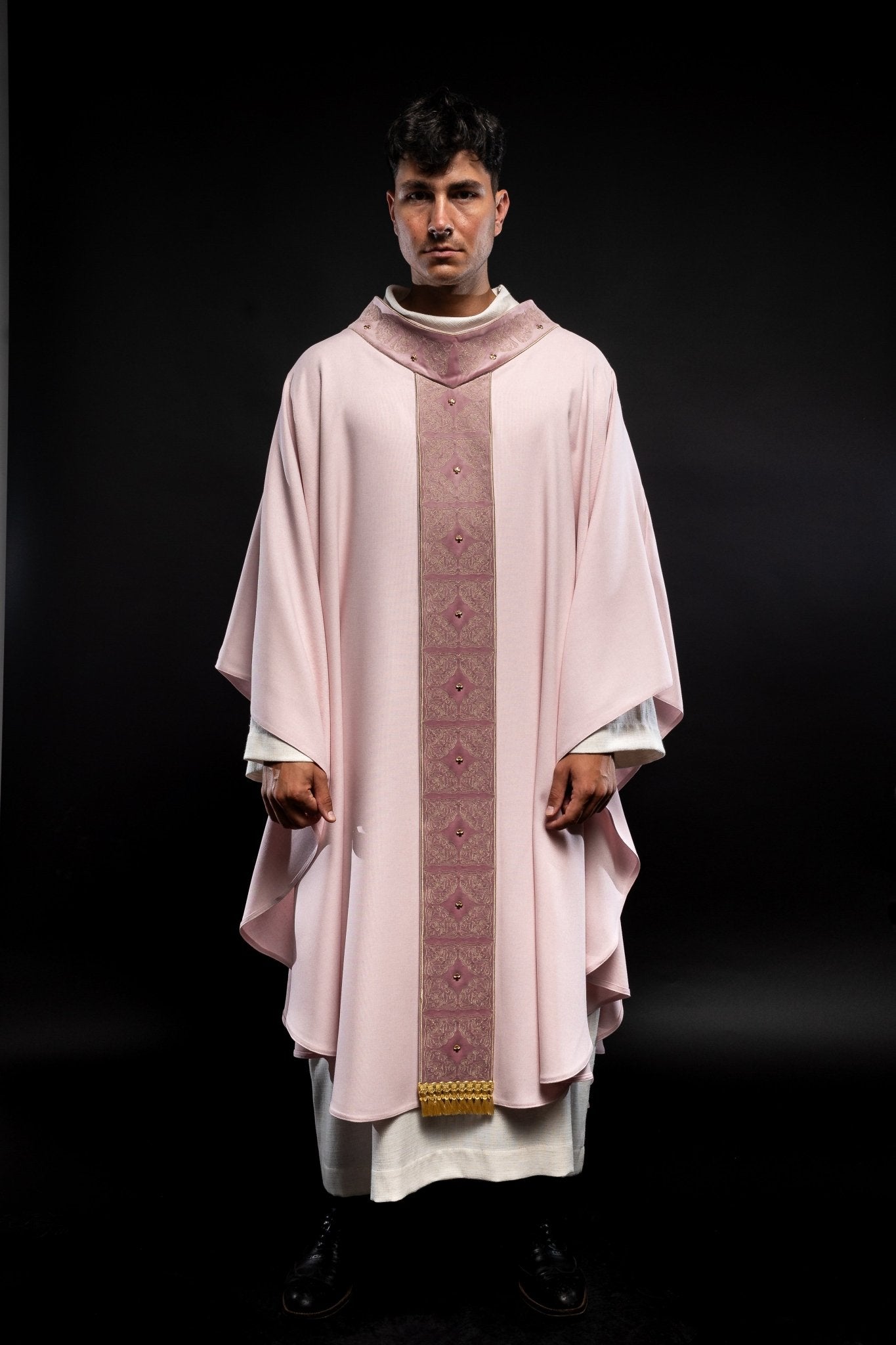 Chasuble avec ceinture et col richement brodés en rose S - 7057 - 08 - 70 - CHASUBLES.FR