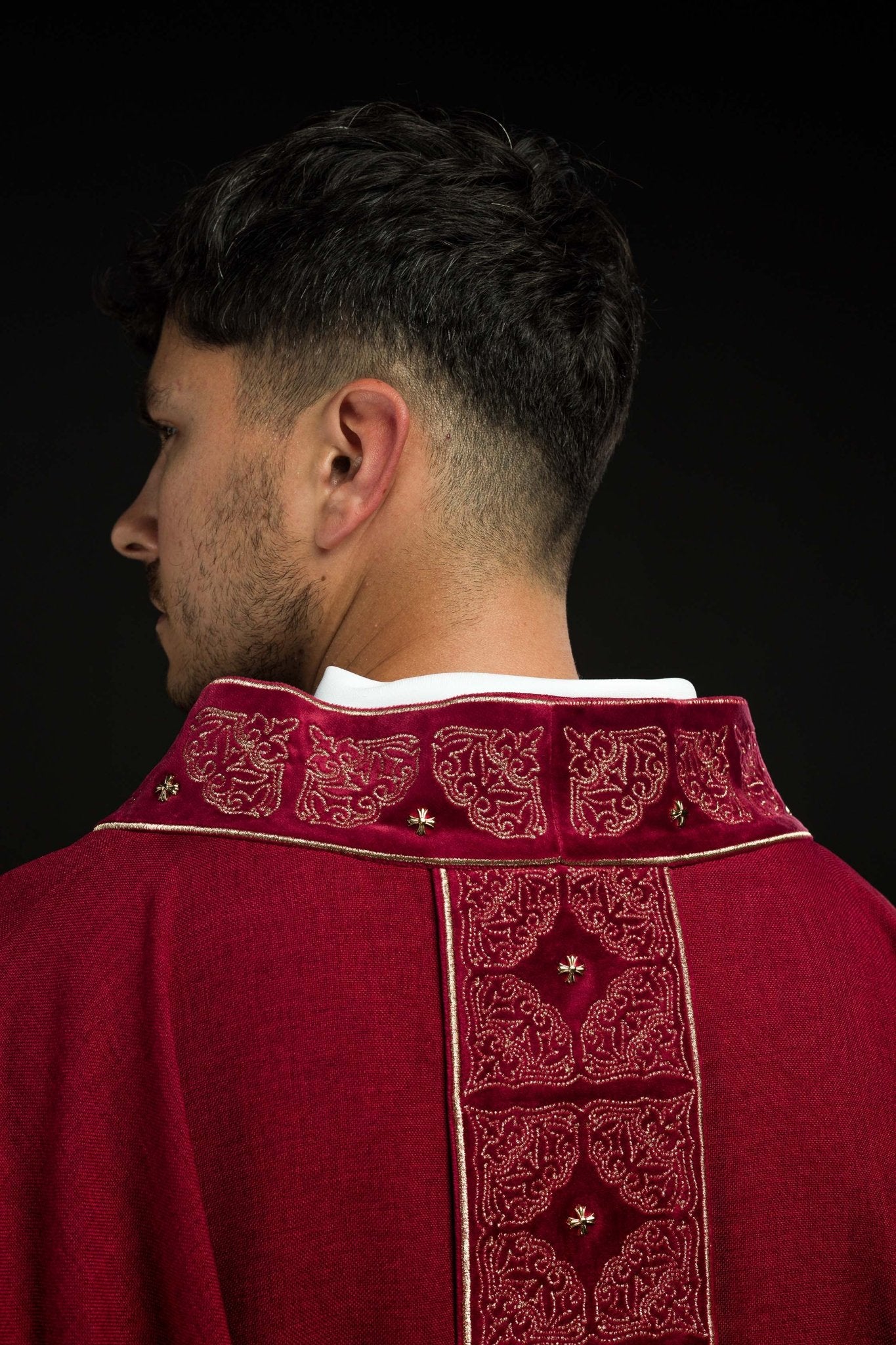 Chasuble avec ceinture et col richement brodés en rouge S-7057-02-70 - CHASUBLES.FR