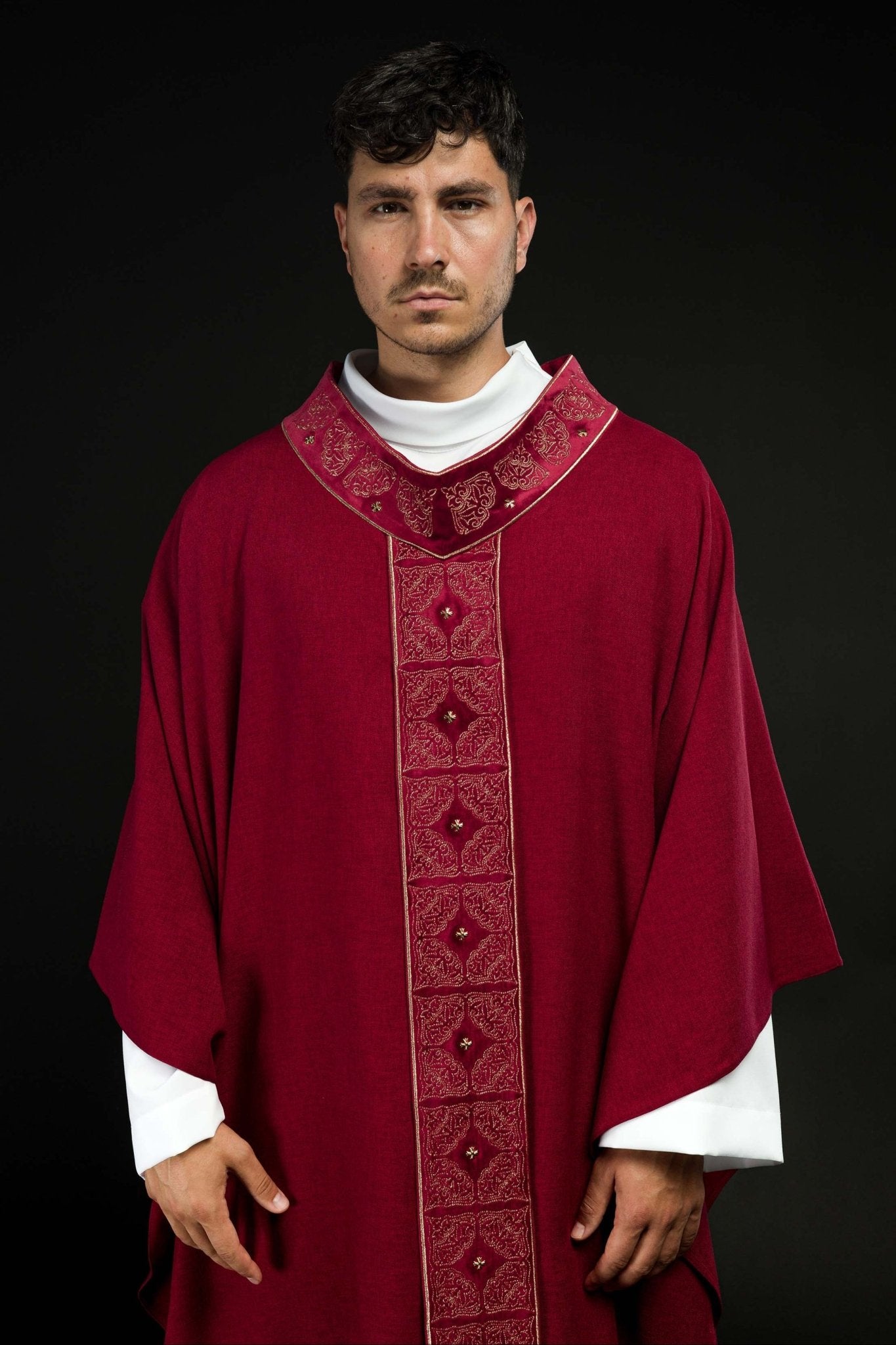 Chasuble avec ceinture et col richement brodés en rouge S-7057-02-70 - CHASUBLES.FR