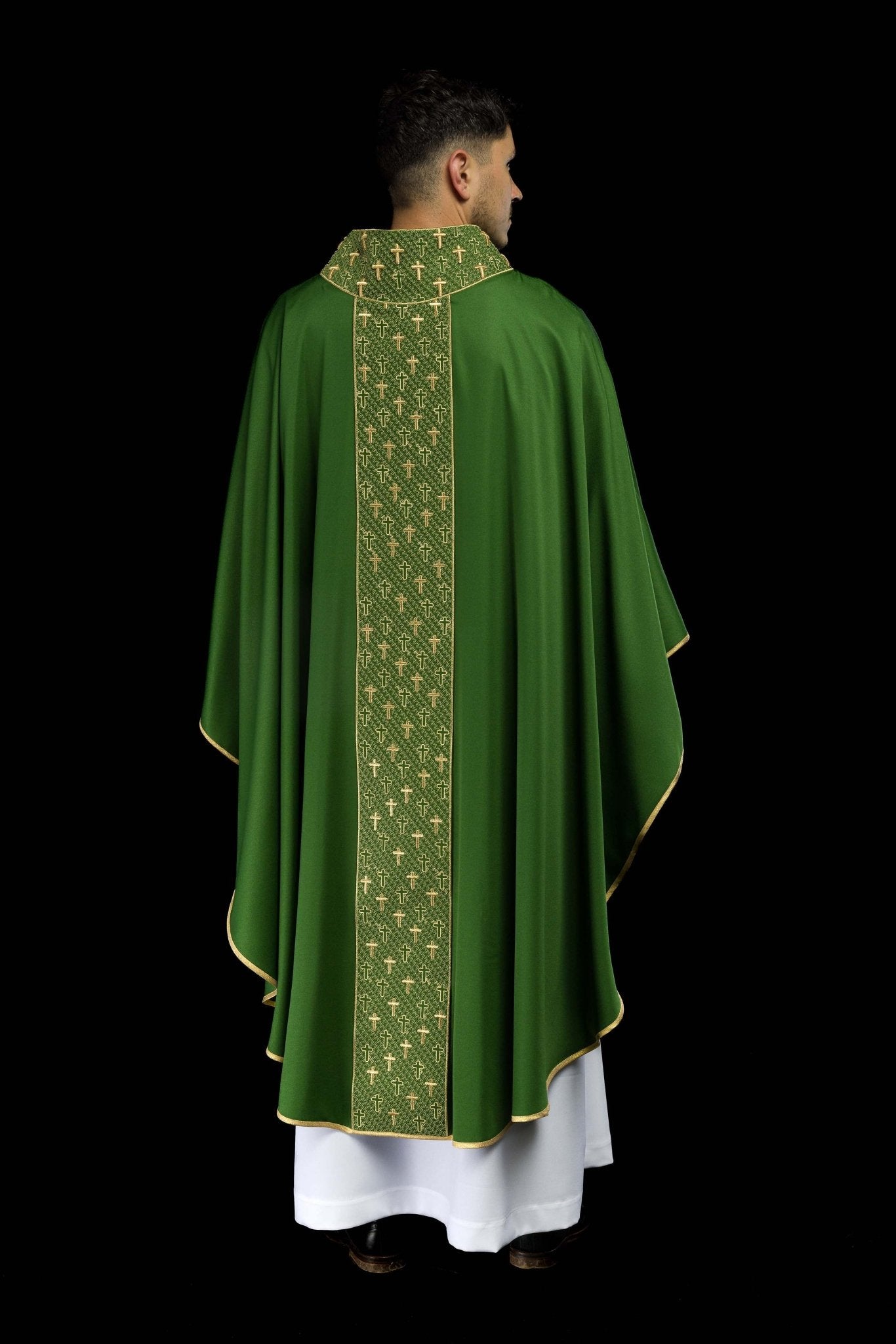 Chasuble avec ceinture richement brodée de croix en vert S-7062-01-53 - CHASUBLES.FR