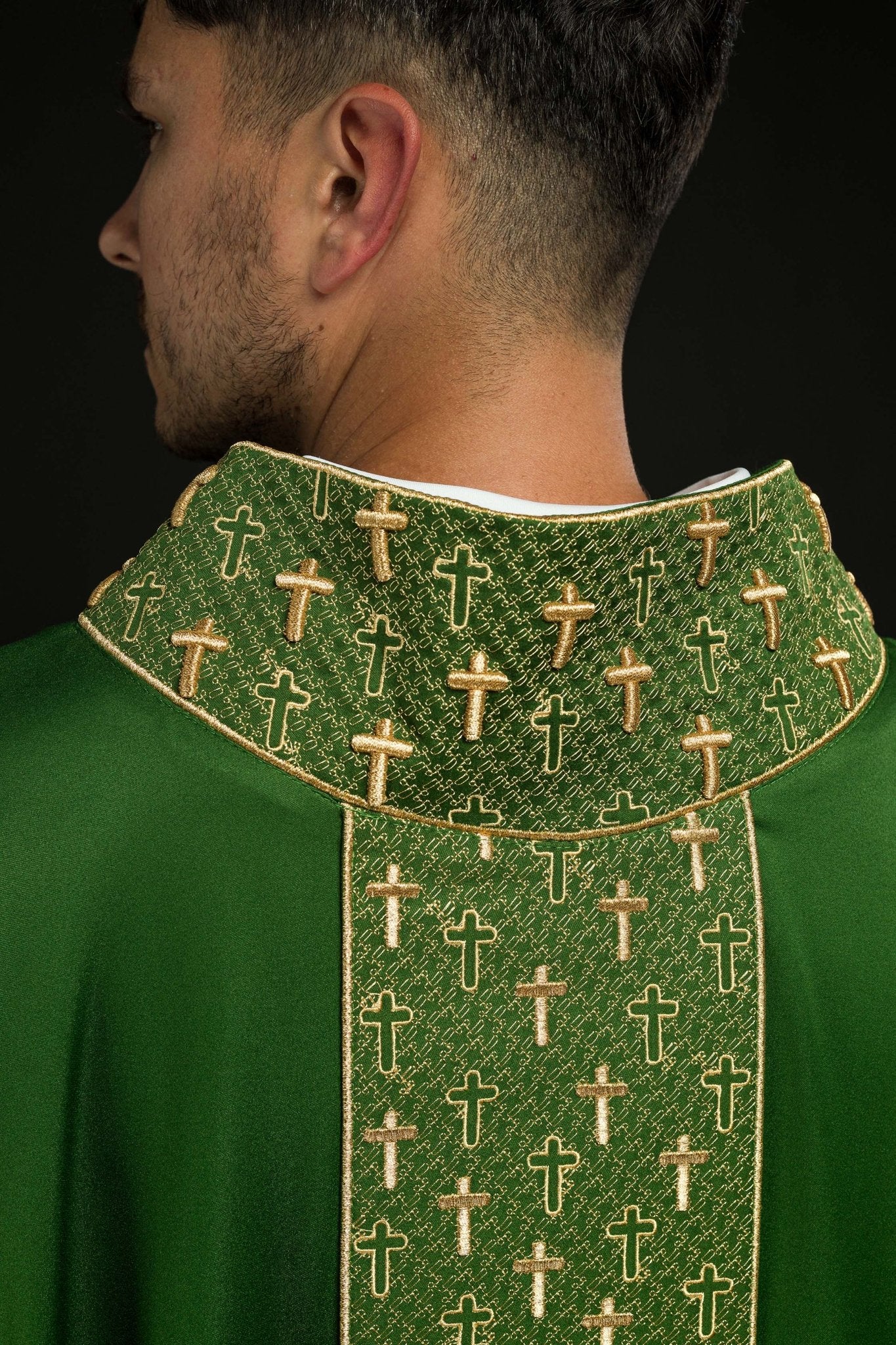 Chasuble avec ceinture richement brodée de croix en vert S-7062-01-53 - CHASUBLES.FR