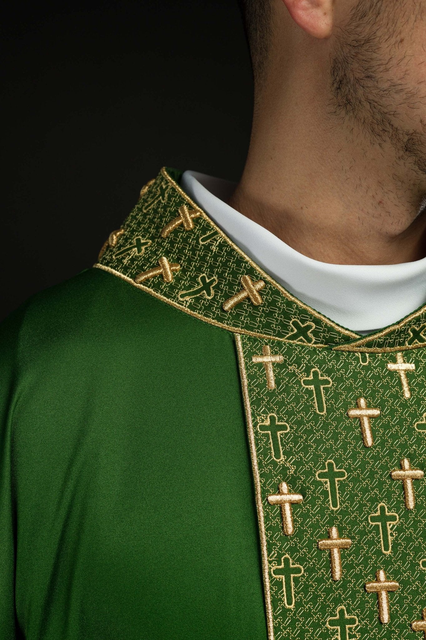 Chasuble avec ceinture richement brodée de croix en vert S-7062-01-53 - CHASUBLES.FR