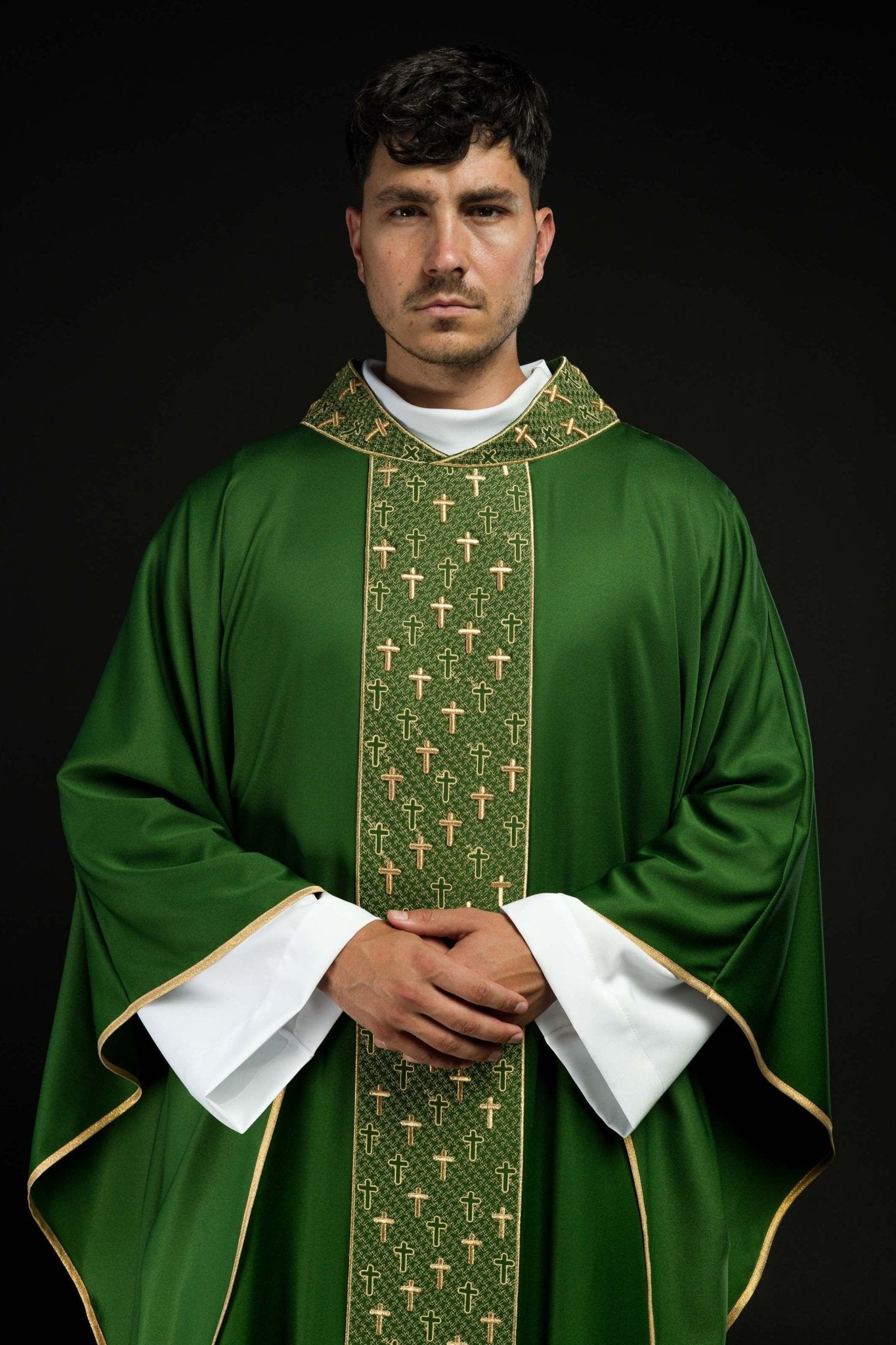 Chasuble avec ceinture richement brodée de croix en vert S-7062-01-53 - CHASUBLES.FR