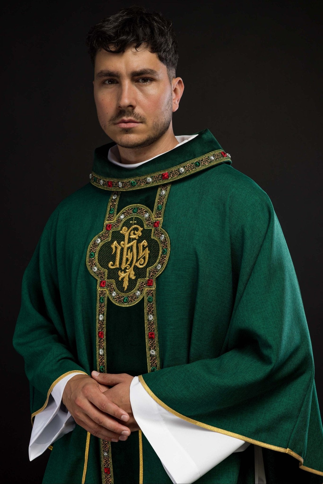 Chasuble avec ceinture richement brodée et passepoil autour de la broderie IHS et du col en vert S - 7067 - 01 - 70 - CHASUBLES.FR