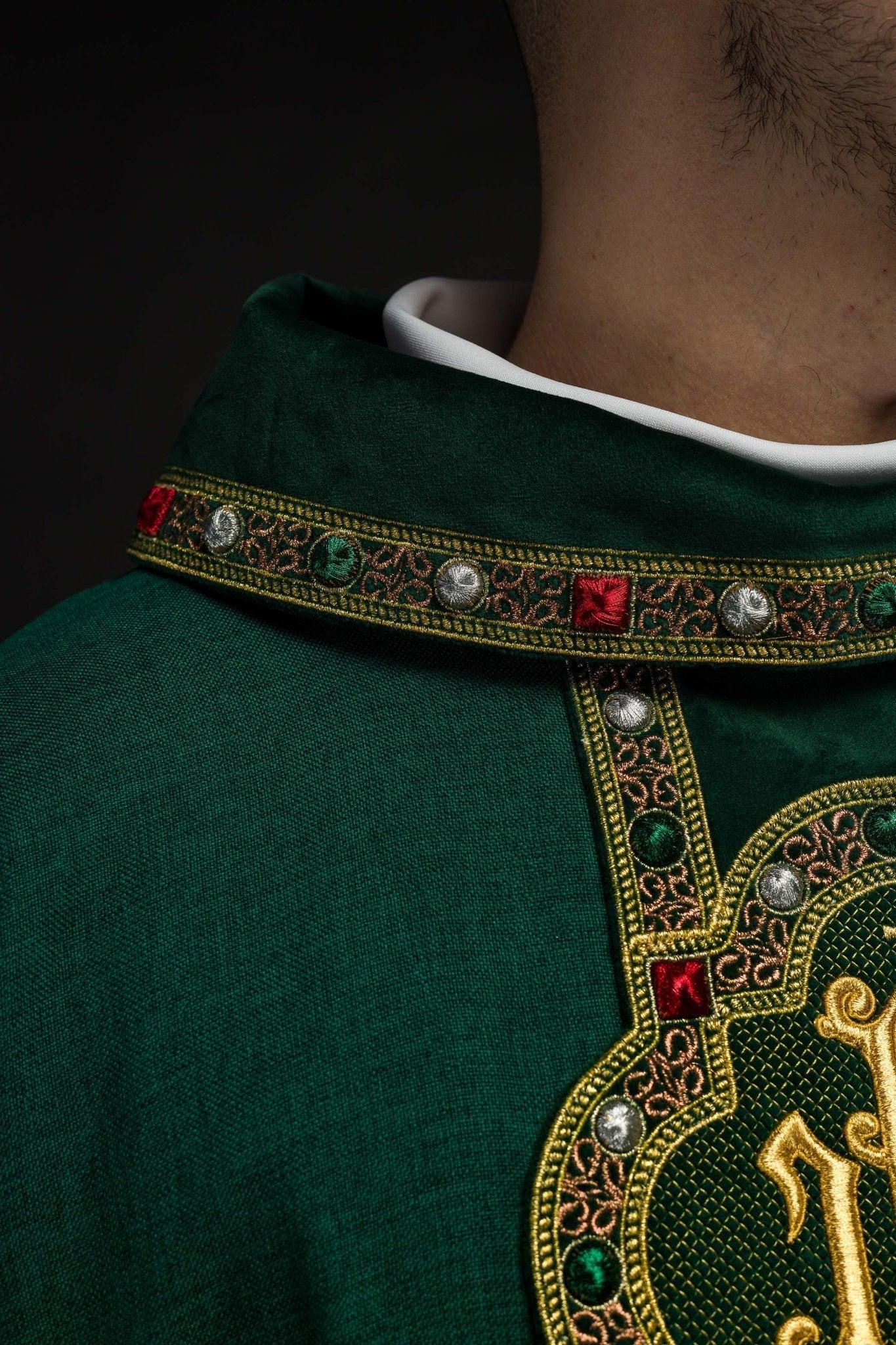 Chasuble avec ceinture richement brodée et passepoil autour de la broderie IHS et du col en vert S - 7067 - 01 - 70 - CHASUBLES.FR