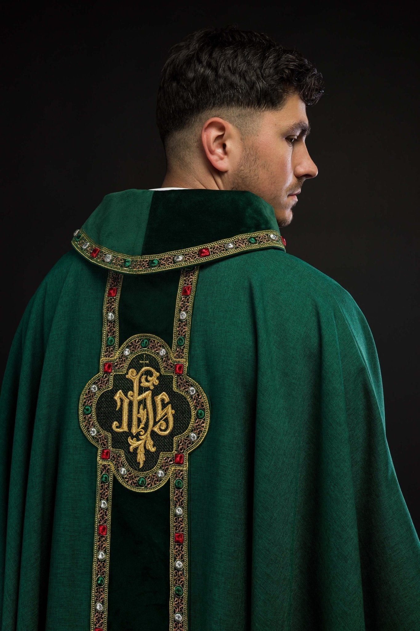 Chasuble avec ceinture richement brodée et passepoil autour de la broderie IHS et du col en vert S - 7067 - 01 - 70 - CHASUBLES.FR
