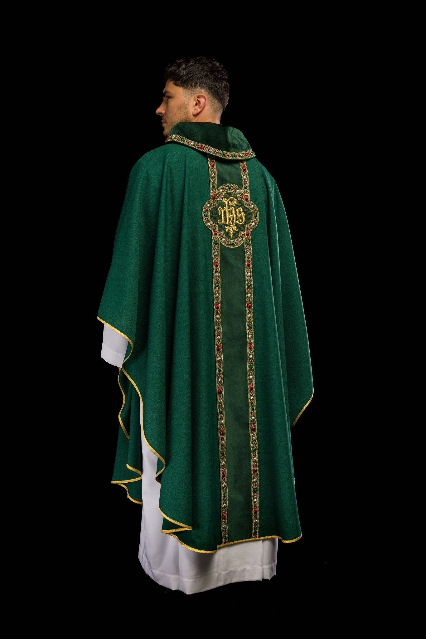 Chasuble avec ceinture richement brodée et passepoil autour de la broderie IHS et du col en vert S - 7067 - 01 - 70 - CHASUBLES.FR