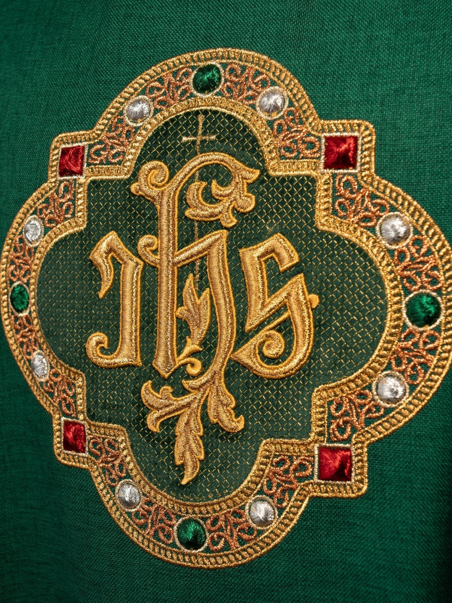 Chasuble avec ceinture richement brodée et passepoil autour de la broderie IHS et du col en vert S - 7067 - 01 - 70 - CHASUBLES.FR