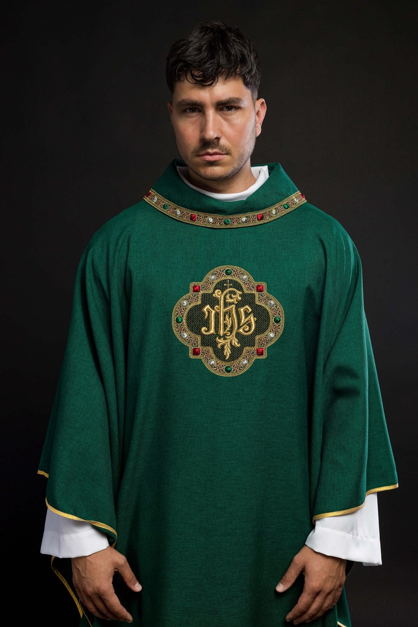 Chasuble avec ceinture richement brodée et passepoil autour de la broderie IHS et du col en vert S - 7073 - 01 - 70 - CHASUBLES.FR