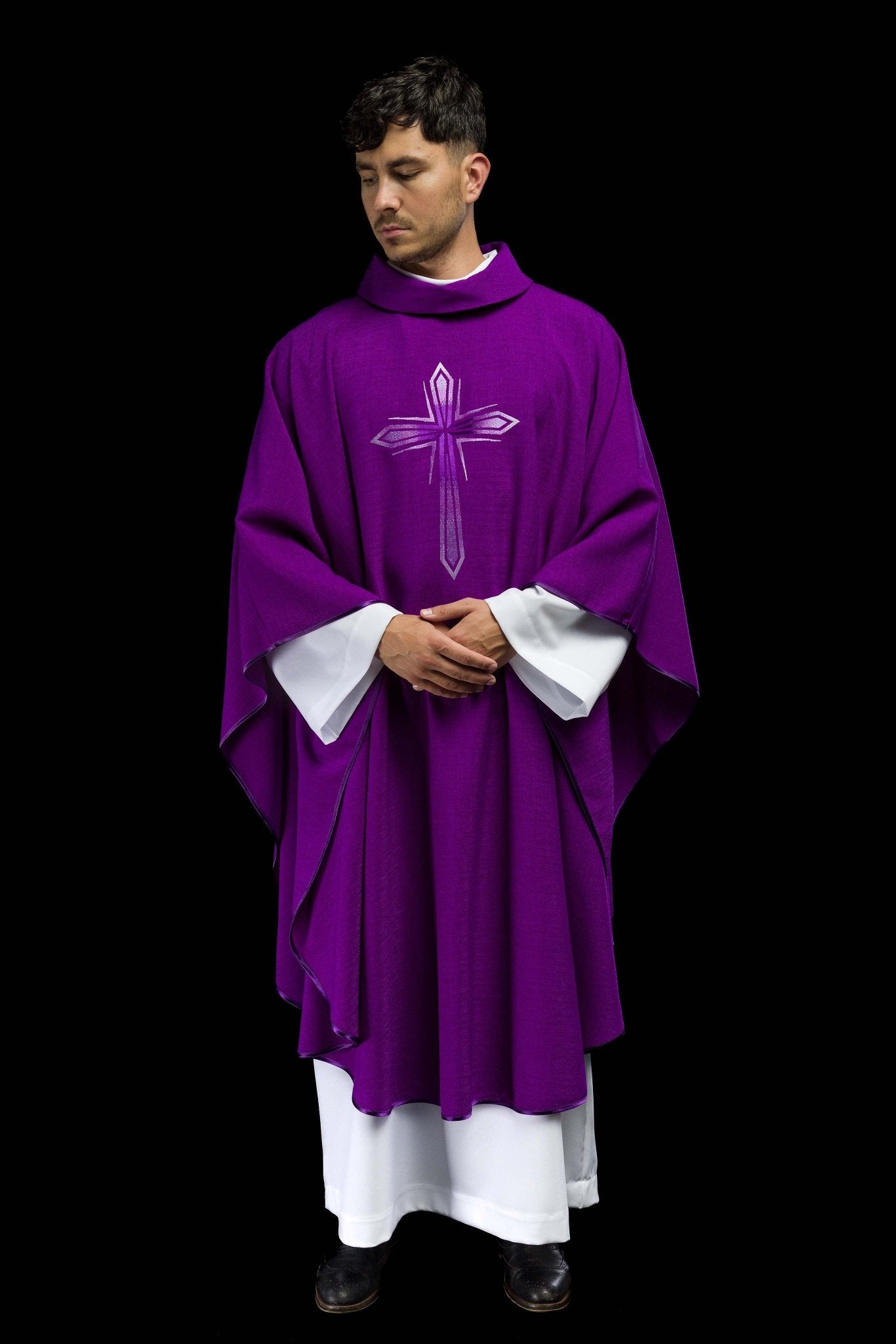 Chasuble avec croix brodée en violet HA7034-03 FIOLET - CHASUBLES.FR