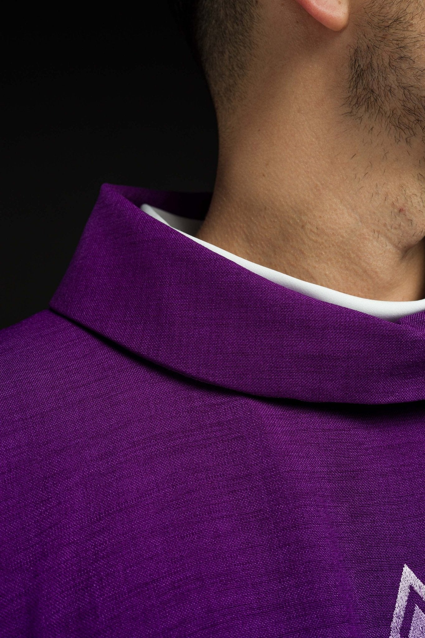Chasuble avec croix brodée en violet HA7034-03 FIOLET - CHASUBLES.FR