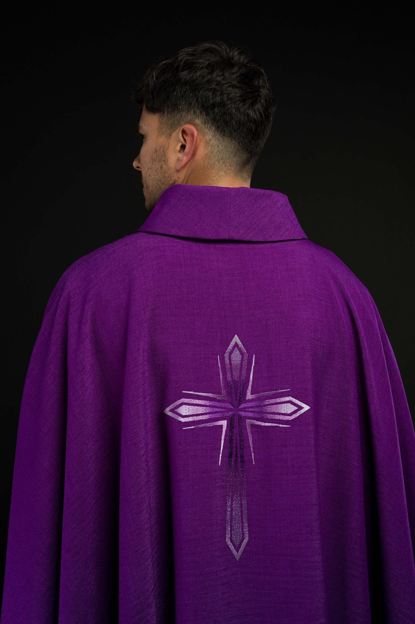 Chasuble avec croix brodée en violet HA7034-03 FIOLET - CHASUBLES.FR