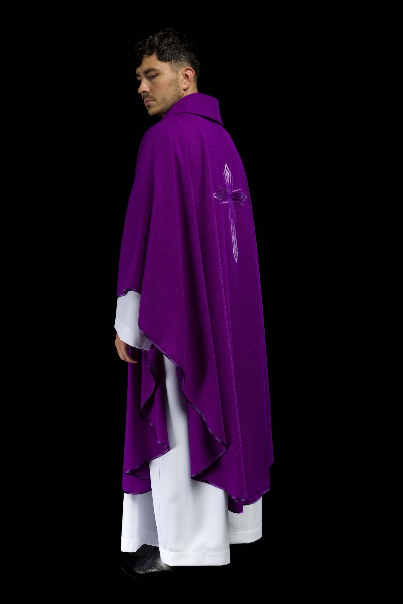 Chasuble avec croix brodée en violet HA7034-03 FIOLET - CHASUBLES.FR