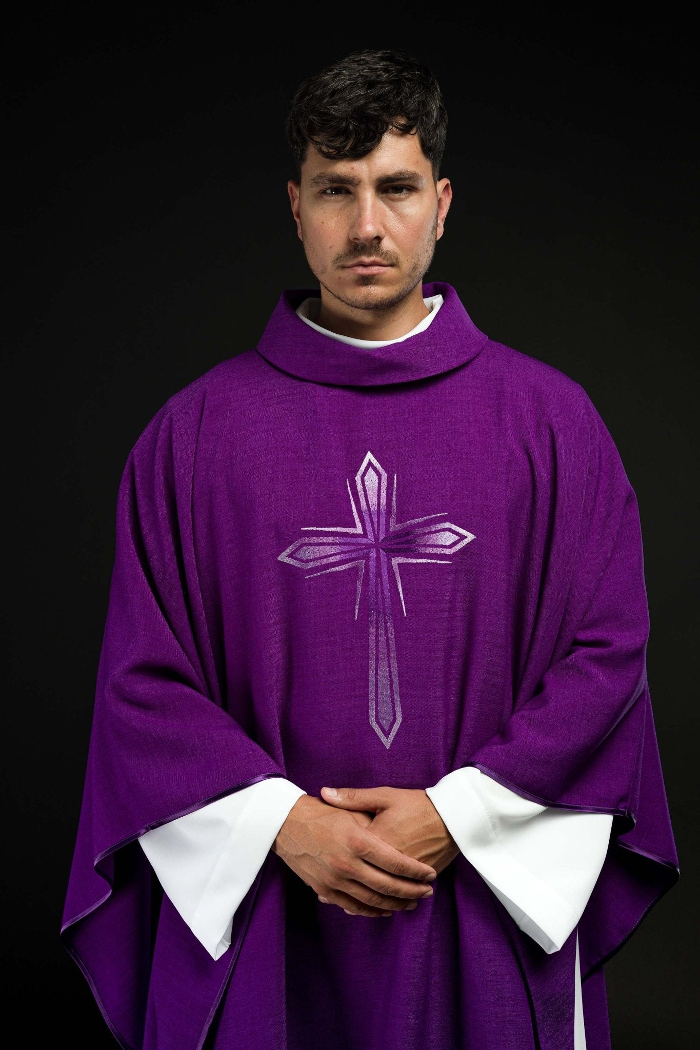 Chasuble avec croix brodée en violet HA7034-03 FIOLET - CHASUBLES.FR