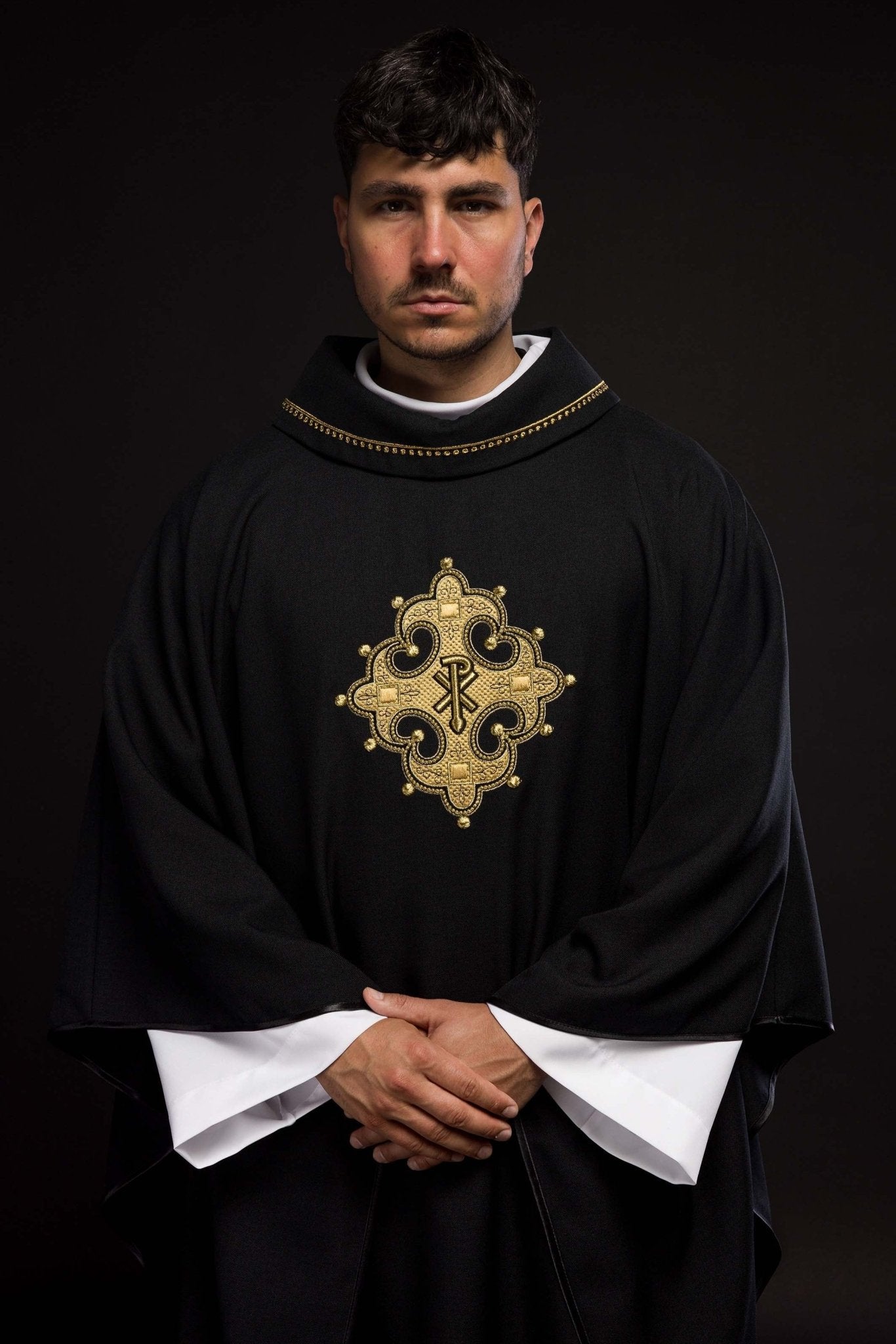 Chasuble avec croix brodée et bordure dorée sur le col en noir S - 7065 - 07 - 70 - CHASUBLES.FR