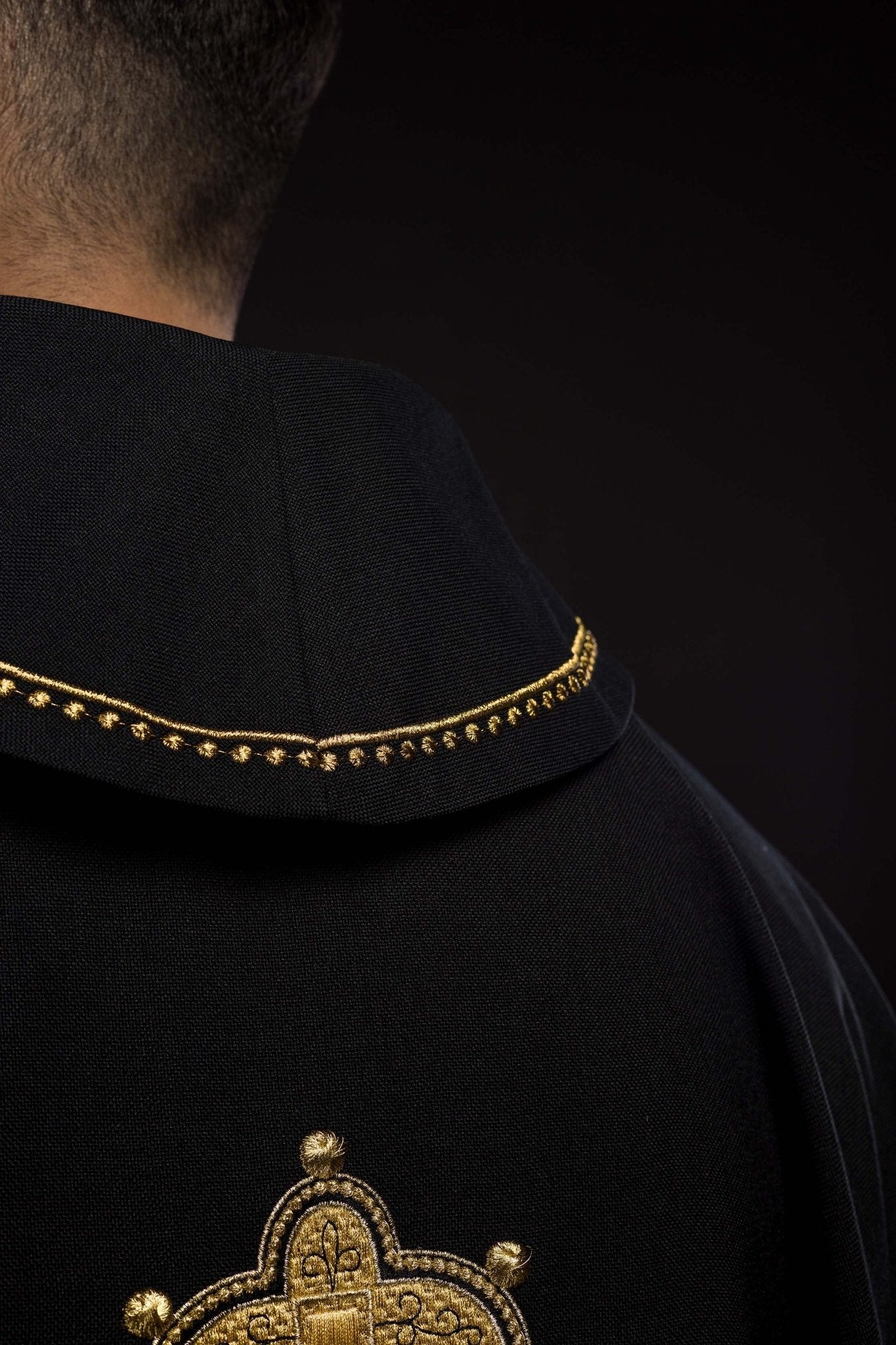 Chasuble avec croix brodée et bordure dorée sur le col en noir S - 7065 - 07 - 70 - CHASUBLES.FR
