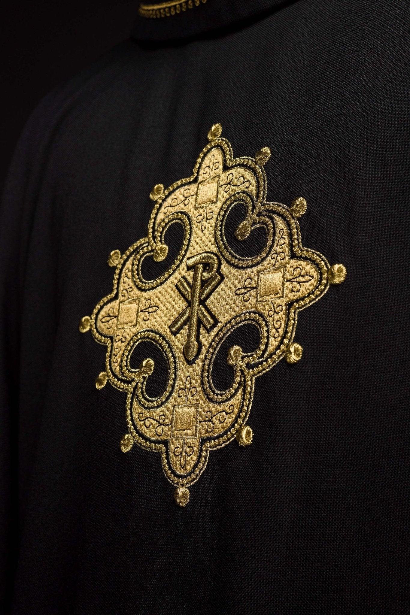 Chasuble avec croix brodée et bordure dorée sur le col en noir S - 7065 - 07 - 70 - CHASUBLES.FR