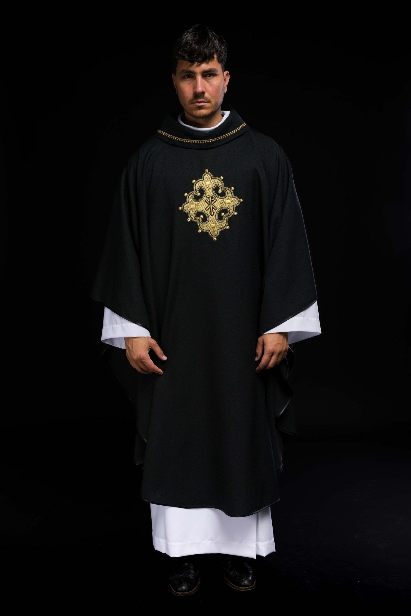 Chasuble avec croix brodée et bordure dorée sur le col en noir S - 7065 - 07 - 70 - CHASUBLES.FR