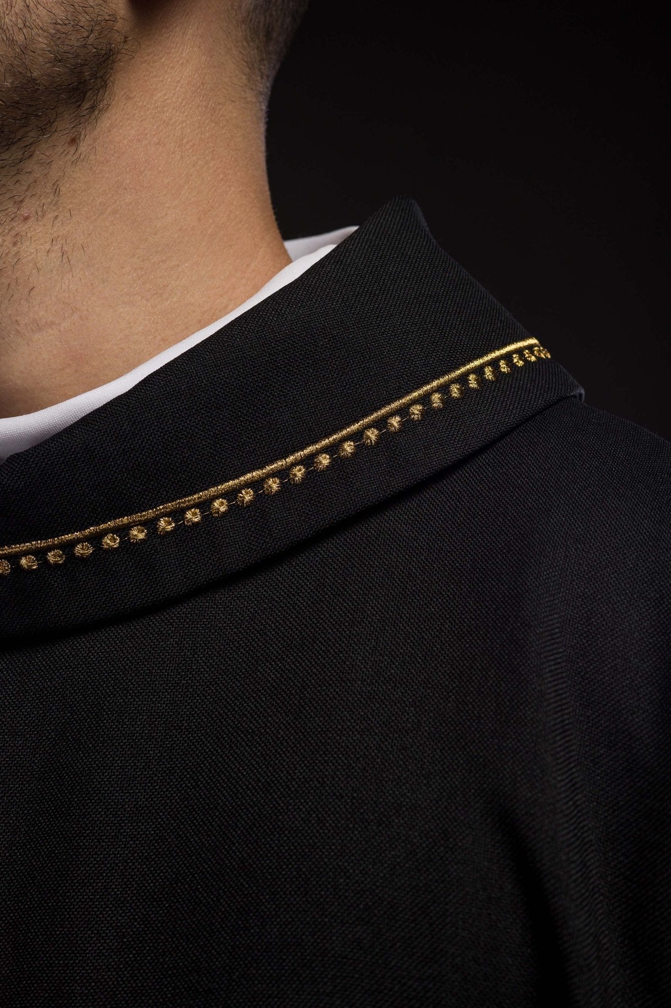 Chasuble avec croix brodée et bordure dorée sur le col en noir S - 7065 - 07 - 70 - CHASUBLES.FR