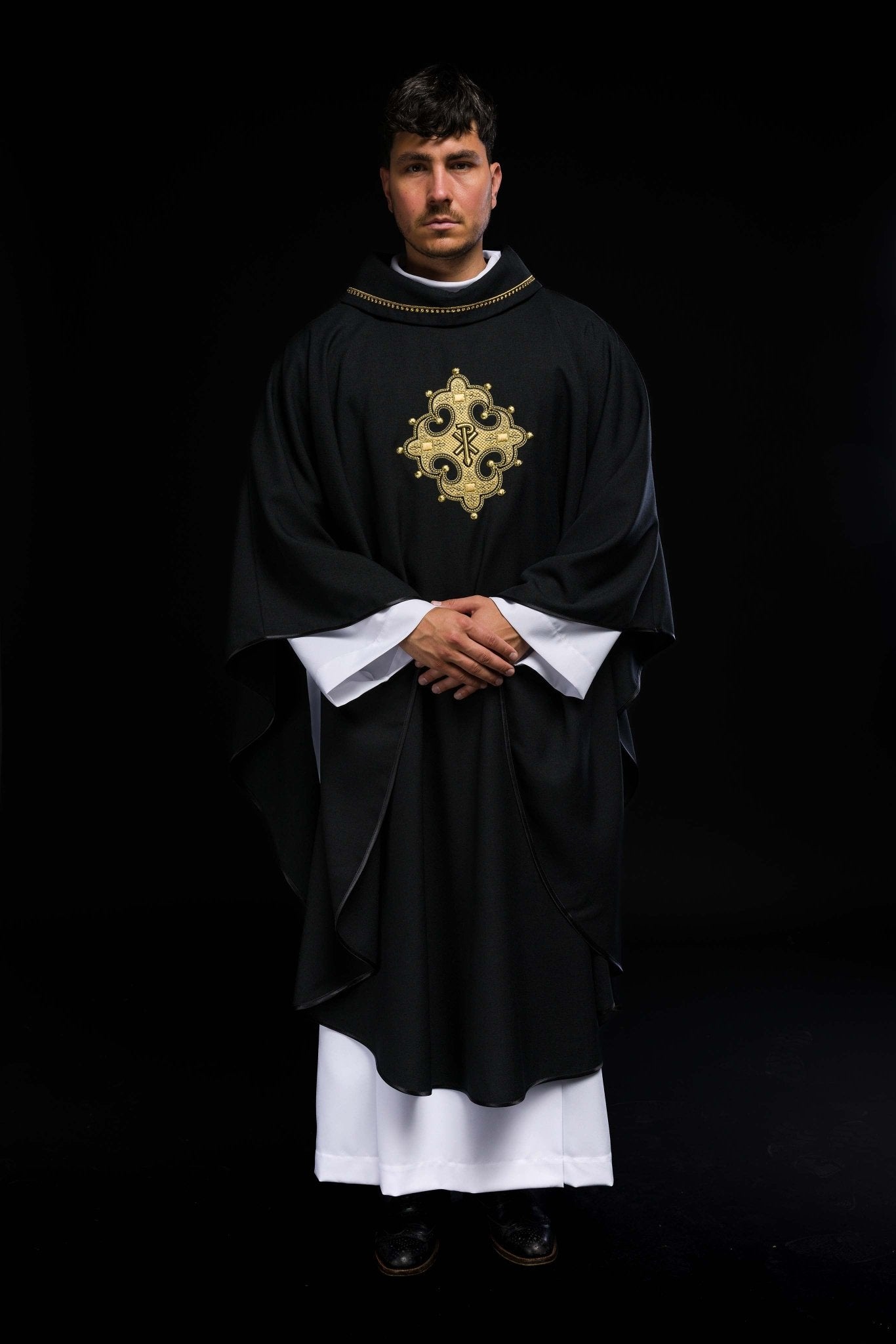 Chasuble avec croix brodée et bordure dorée sur le col en noir S - 7065 - 07 - 70 - CHASUBLES.FR