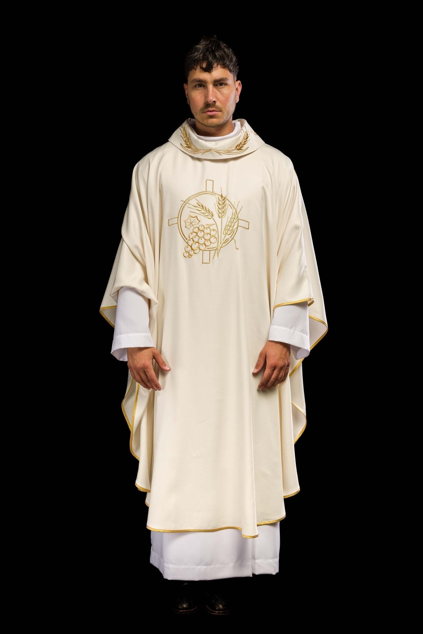 Chasuble avec croix brodée et motifs d'oreilles en écru S - 7054 - 05 - 53 - CHASUBLES.FR