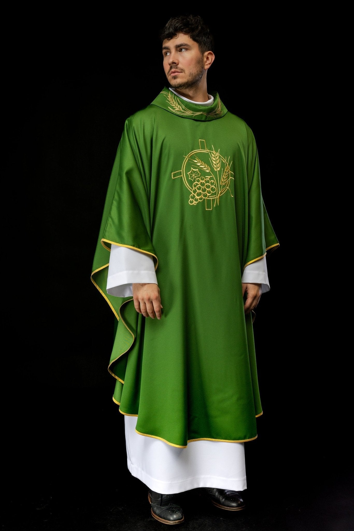 Chasuble avec croix brodée et motifs d'oreilles en vert S - 7054 - 01 - 53 - CHASUBLES.FR
