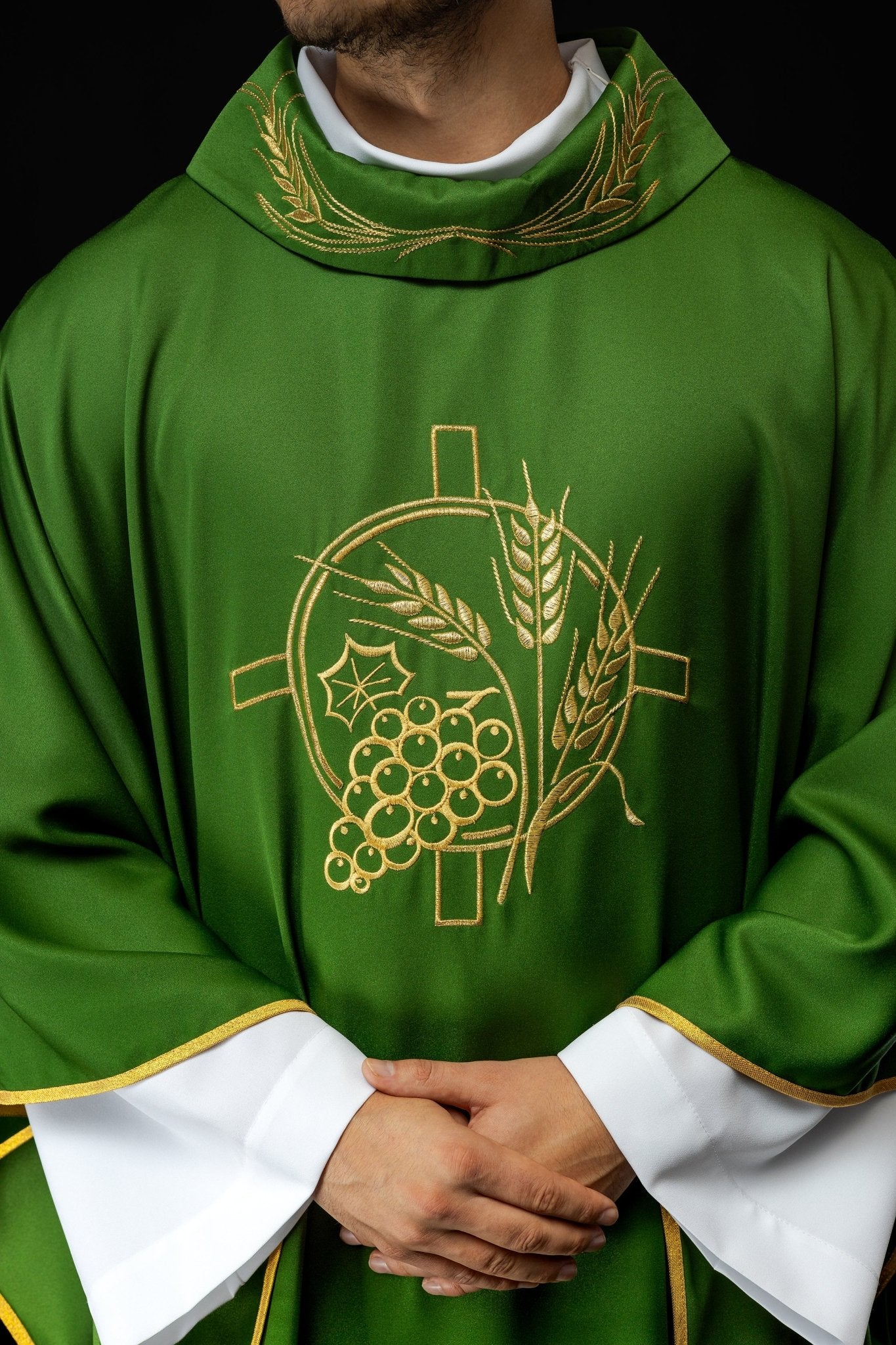 Chasuble avec croix brodée et motifs d'oreilles en vert S - 7054 - 01 - 53 - CHASUBLES.FR