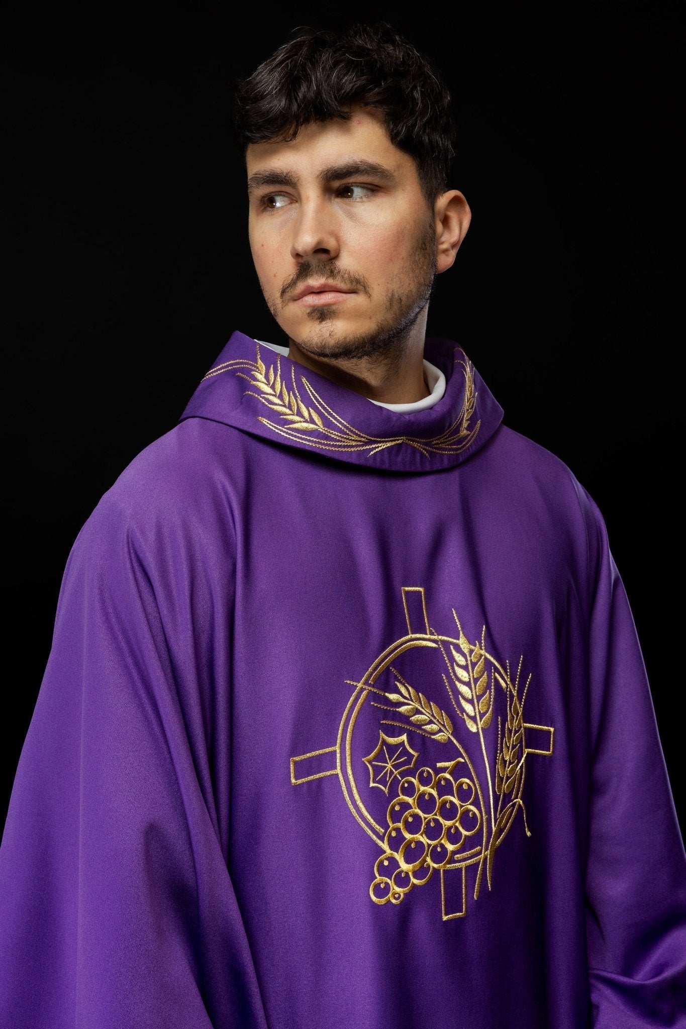 Chasuble avec croix brodée et motifs d'oreilles en violet S - 7054 - 03 - 53 - CHASUBLES.FR