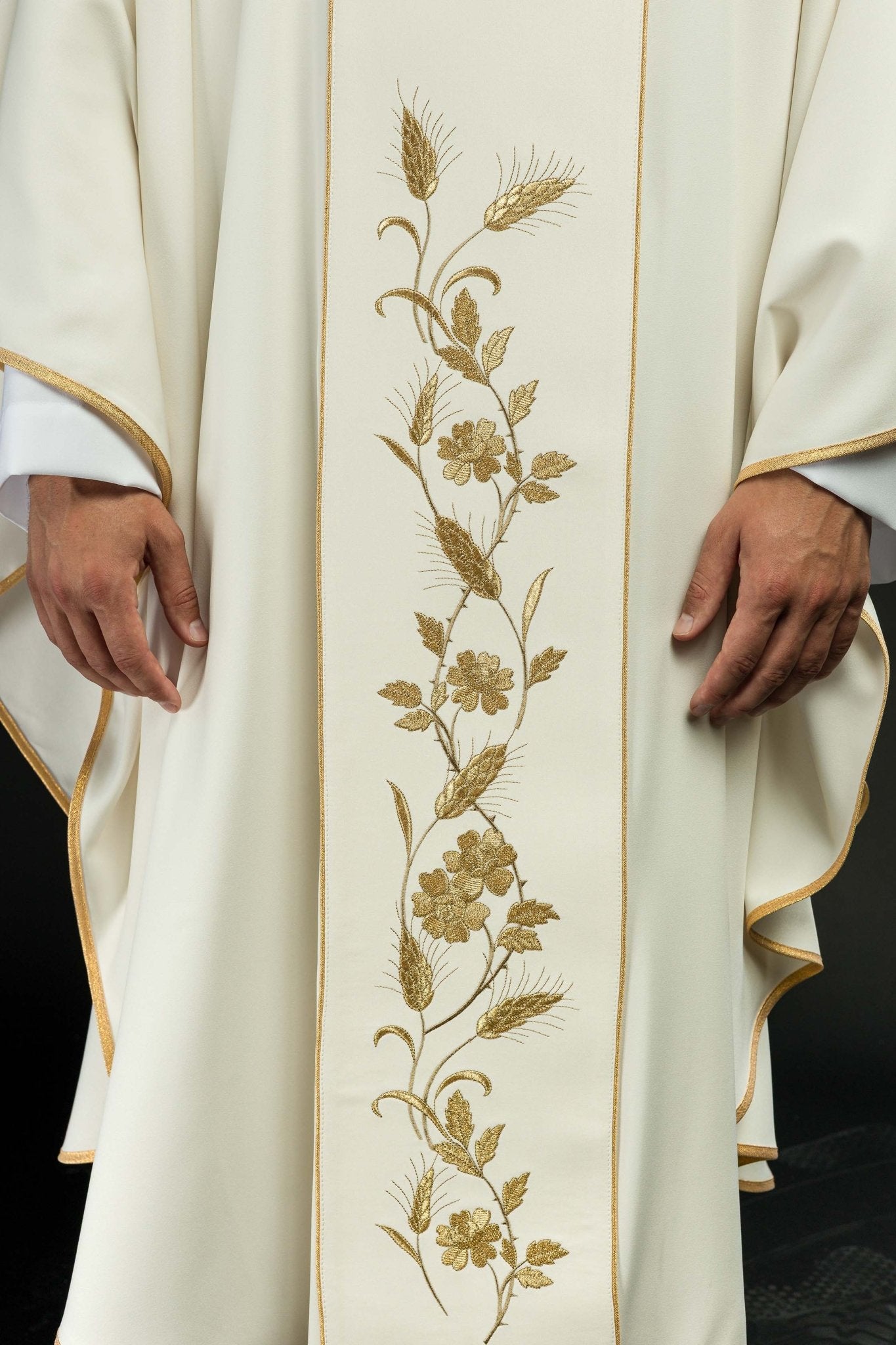 Chasuble avec croix brodée et oreilles en écru KOR/375/05/53 ECRU - CHASUBLES.FR