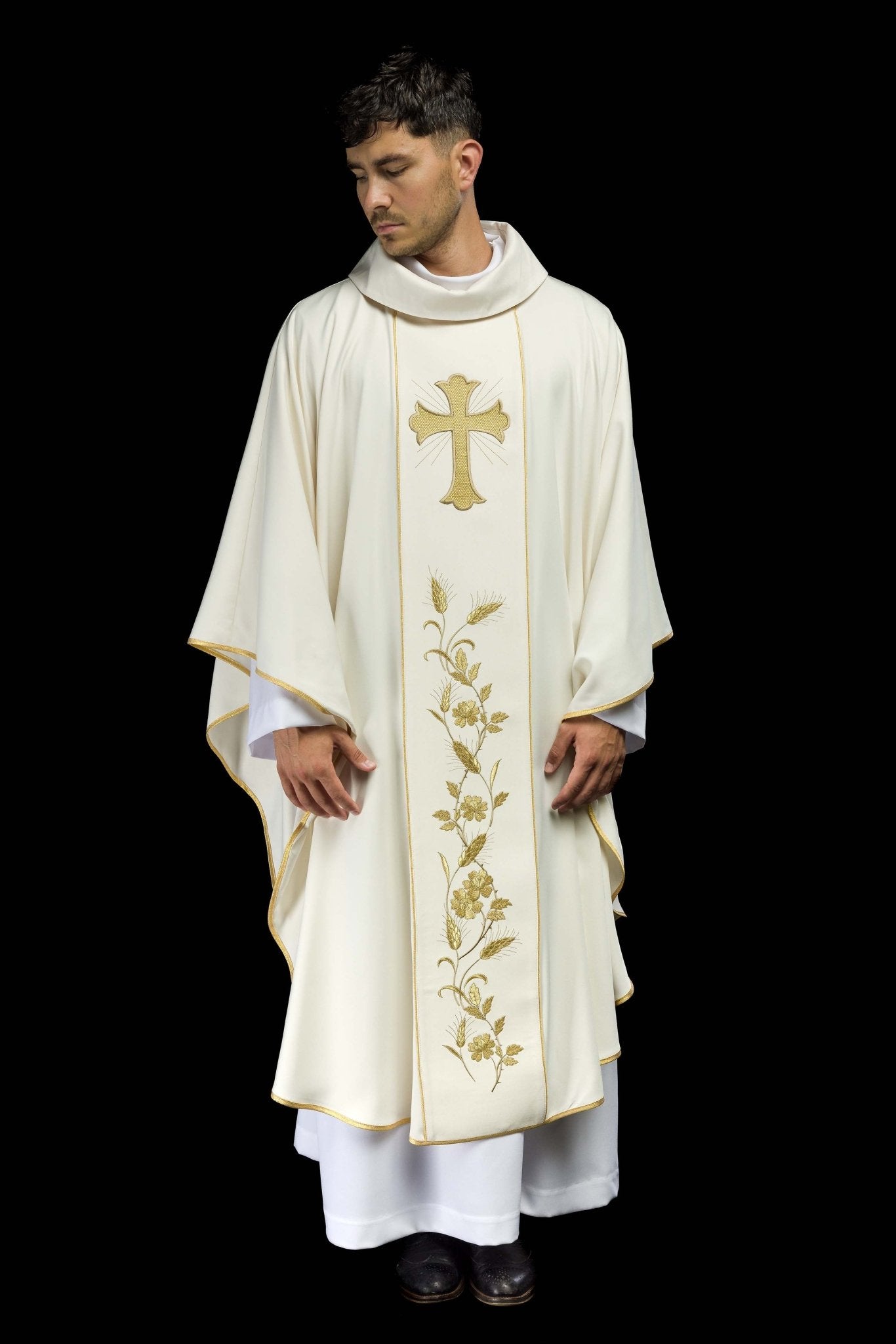 Chasuble avec croix brodée et oreilles en écru KOR/375/05/53 ECRU - CHASUBLES.FR