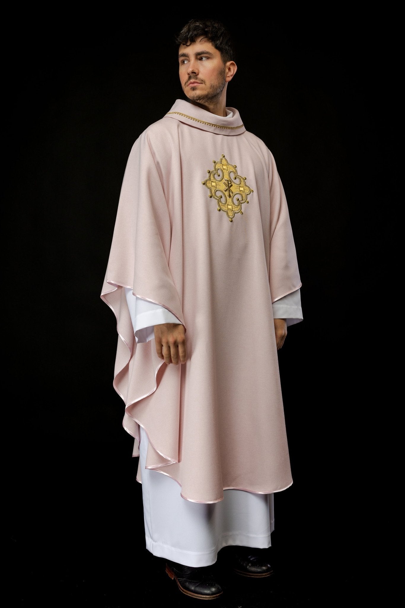 Chasuble avec croix brodée et passepoil doré sur le col en couleur rose S - 7065 - 08 - 70 - CHASUBLES.FR