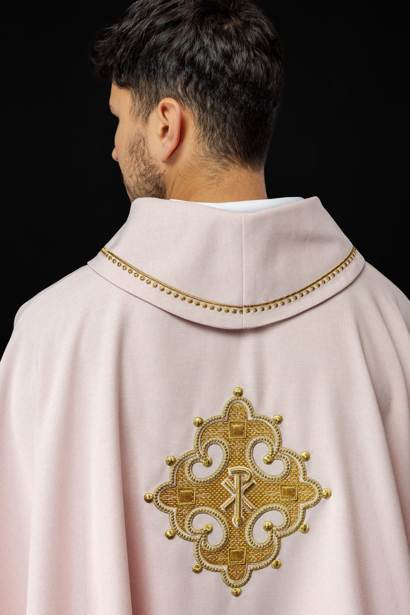 Chasuble avec croix brodée et passepoil doré sur le col en couleur rose S - 7065 - 08 - 70 - CHASUBLES.FR