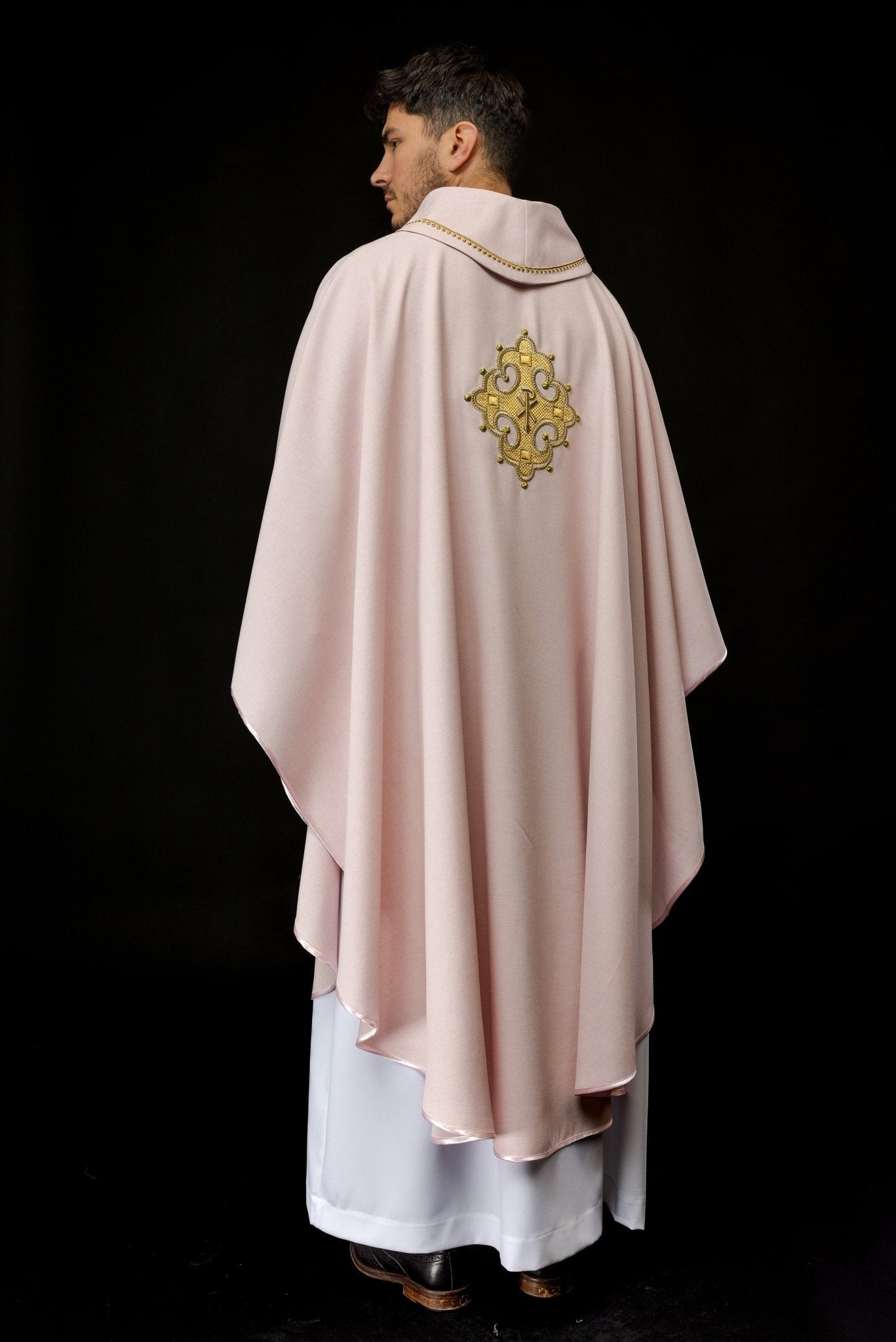 Chasuble avec croix brodée et passepoil doré sur le col en couleur rose S - 7065 - 08 - 70 - CHASUBLES.FR