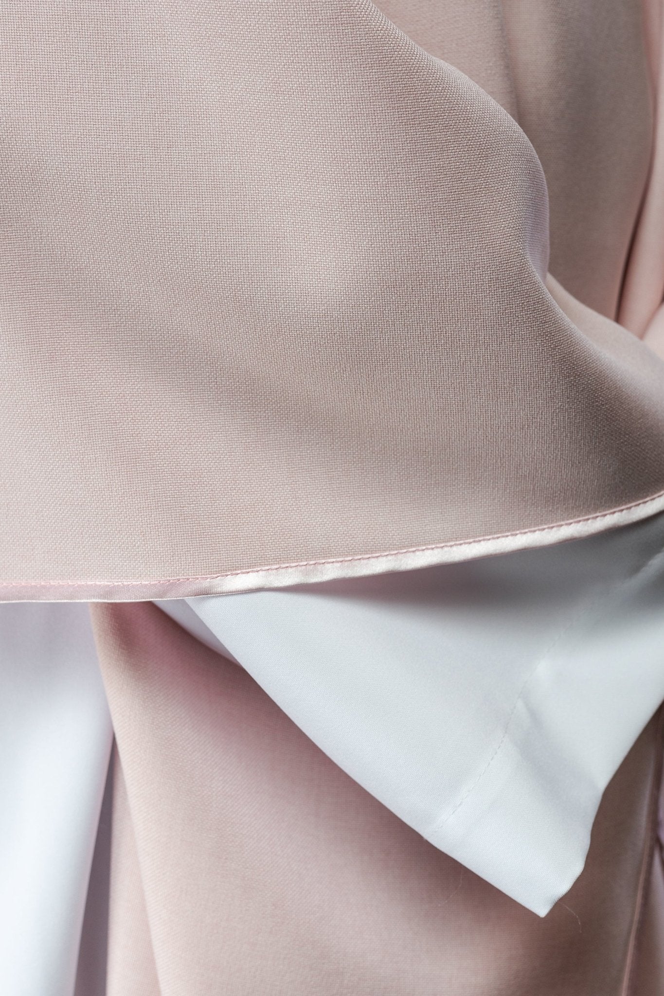 Chasuble avec croix brodée et passepoil doré sur le col en couleur rose S - 7065 - 08 - 70 - CHASUBLES.FR