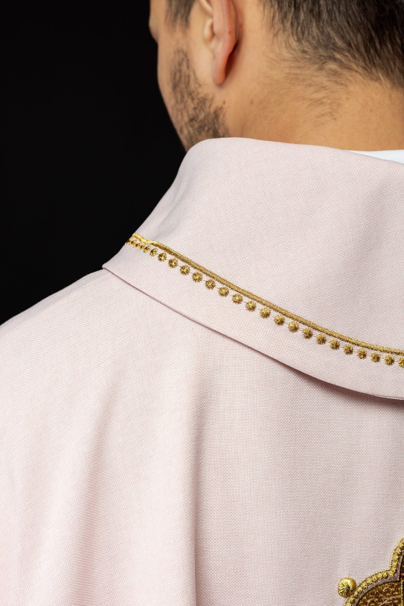 Chasuble avec croix brodée et passepoil doré sur le col en couleur rose S - 7065 - 08 - 70 - CHASUBLES.FR