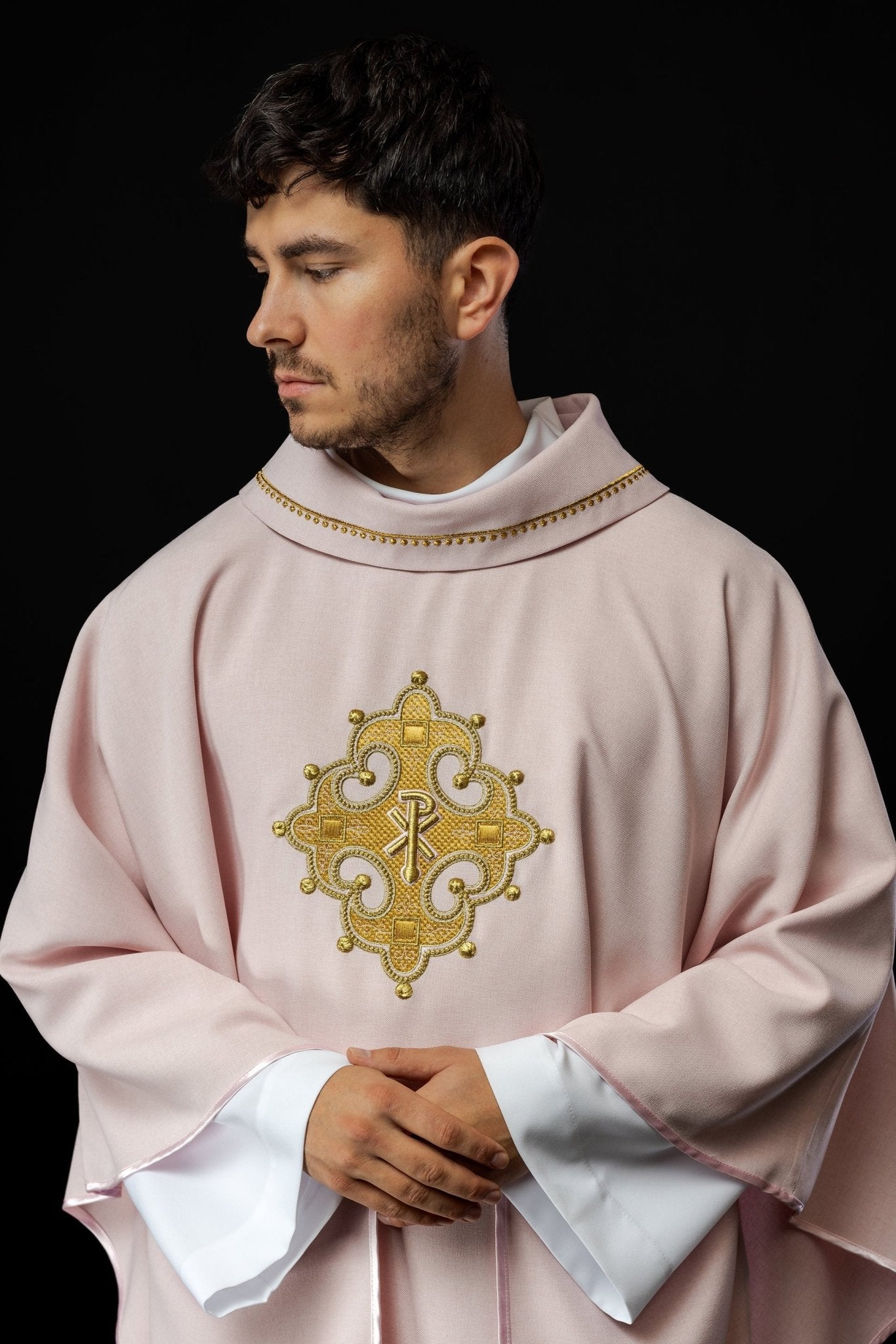 Chasuble avec croix brodée et passepoil doré sur le col en couleur rose S - 7065 - 08 - 70 - CHASUBLES.FR