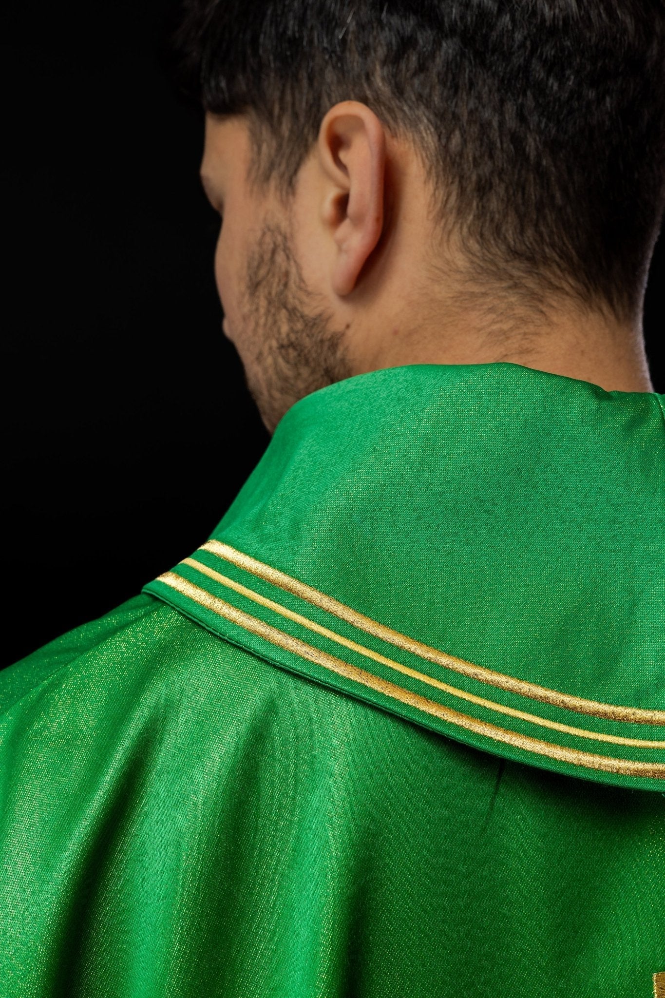 Chasuble avec croix brodée, motifs Alpha et Omega et oreilles en vert S - 7053 - 01 - 54 - CHASUBLES.FR