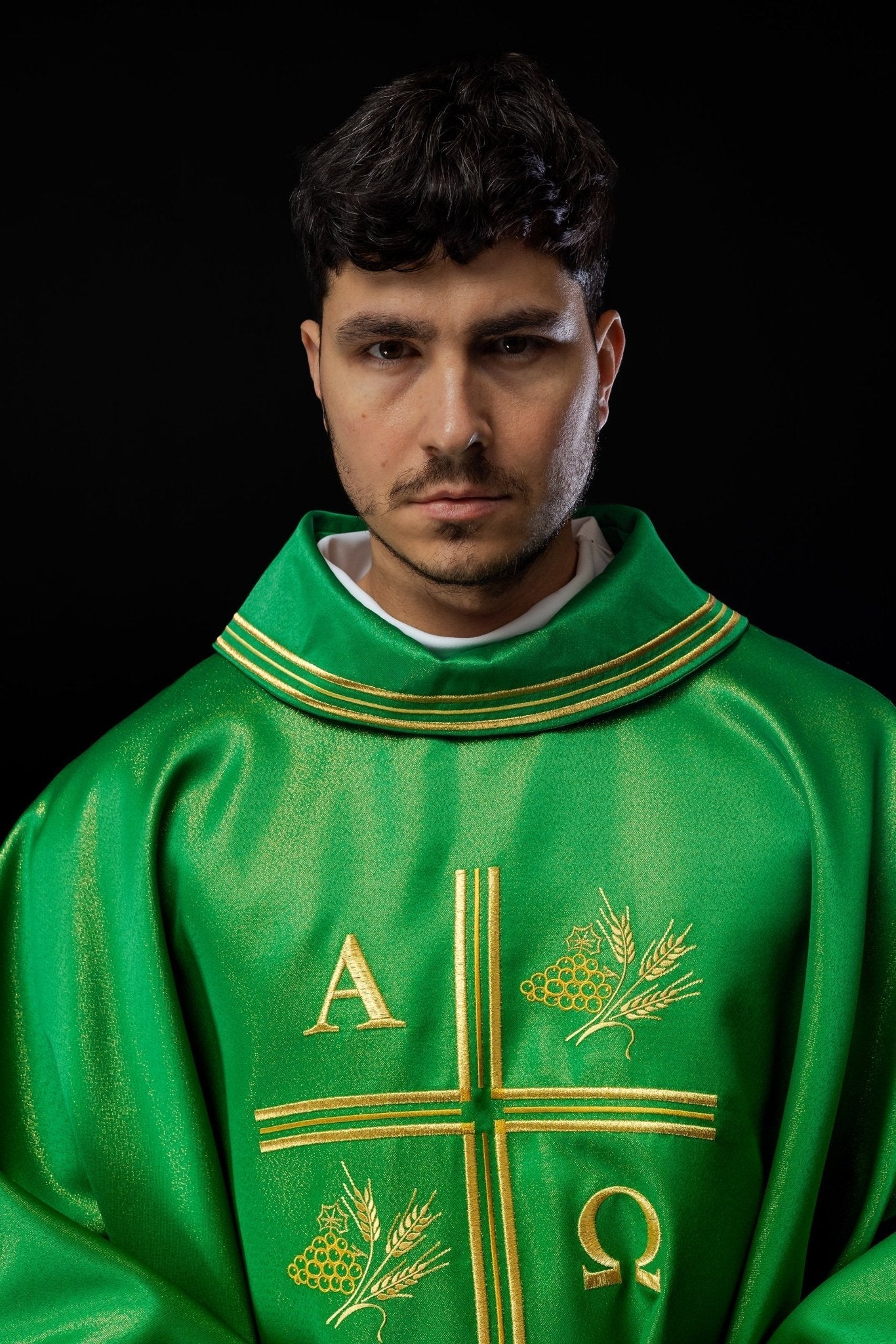 Chasuble avec croix brodée, motifs Alpha et Omega et oreilles en vert S - 7053 - 01 - 54 - CHASUBLES.FR