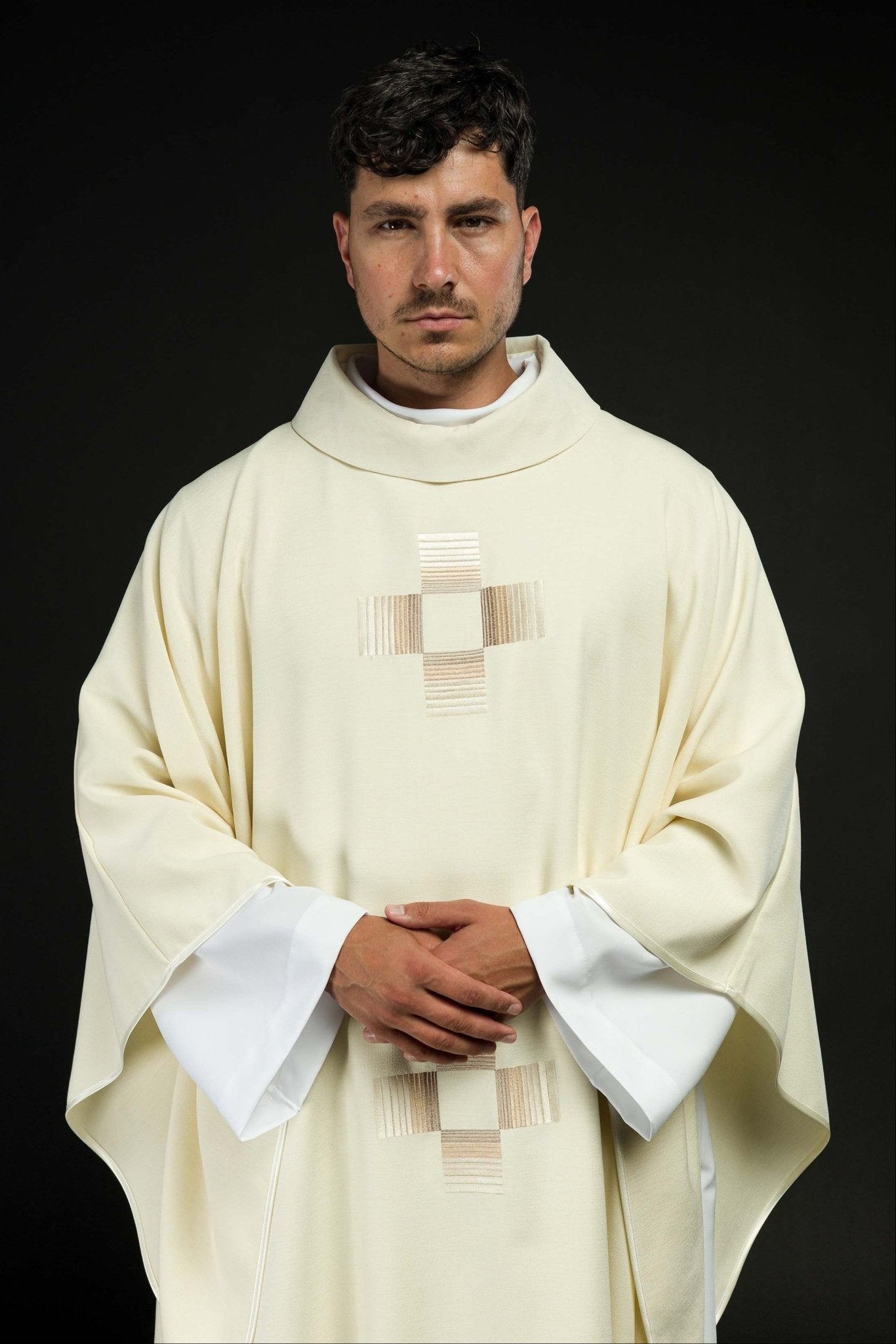 Chasuble avec croix brodées en écru HA7033-05 ECRU - CHASUBLES.FR