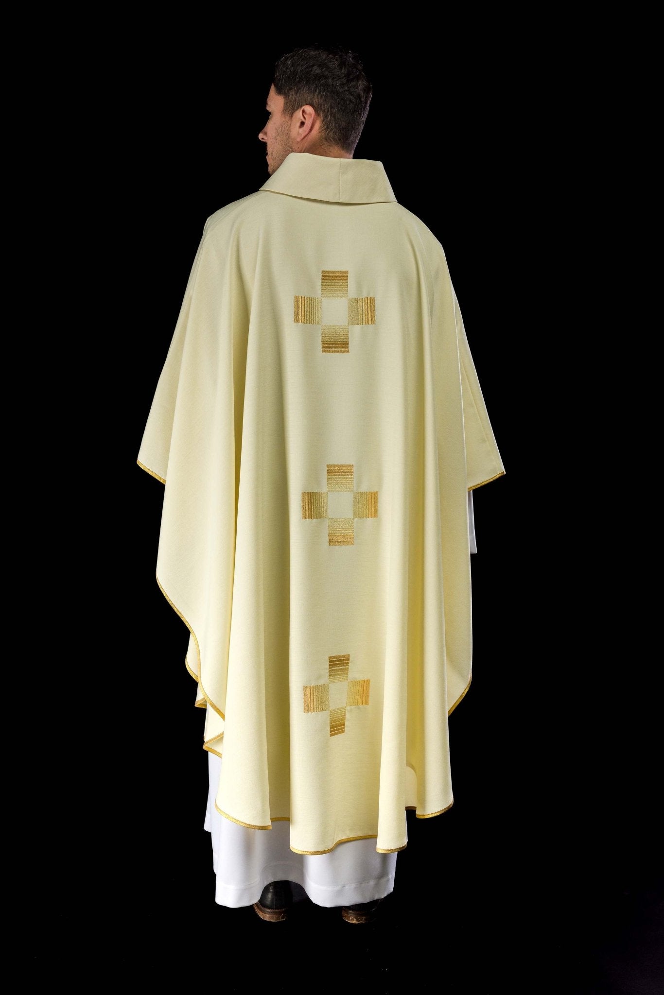 Chasuble avec croix brodées en or HA7011-05 ECRU - CHASUBLES.FR