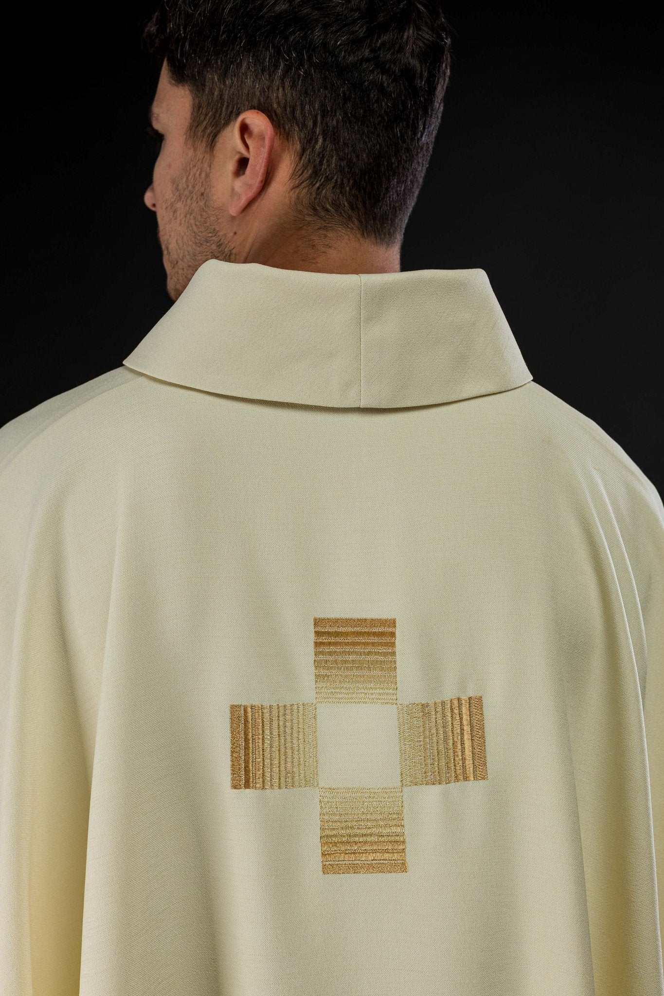 Chasuble avec croix brodées en or HA7011-05 ECRU - CHASUBLES.FR